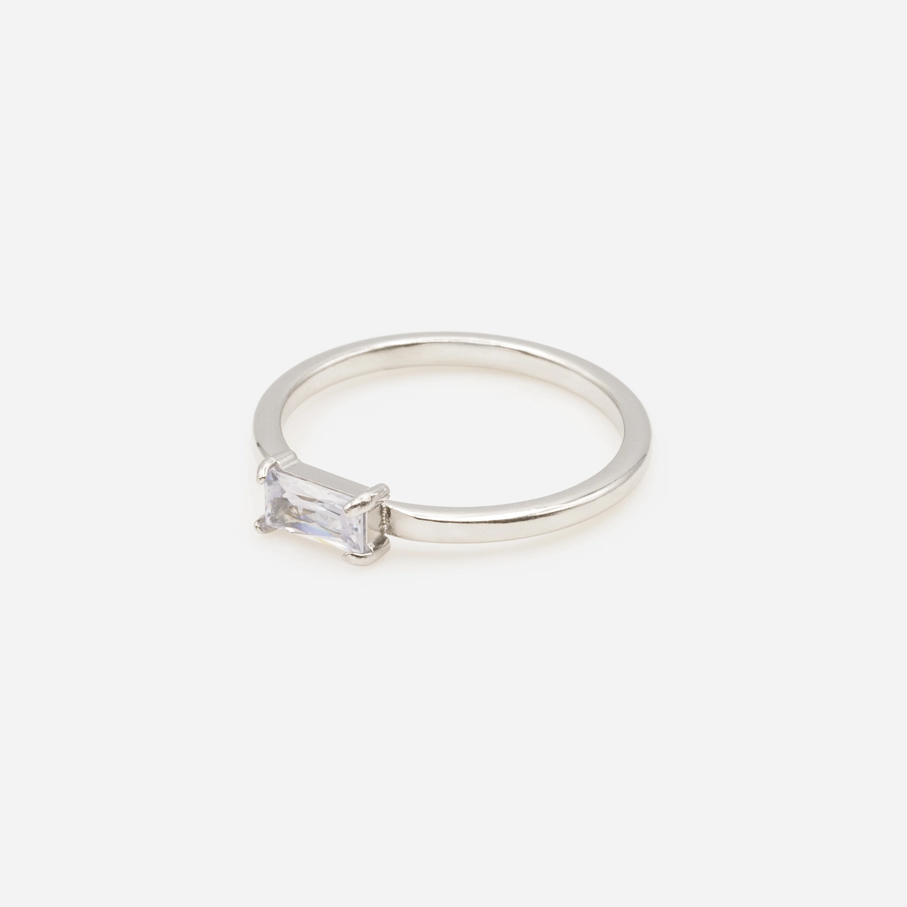 Bague argentée avec pierre rectangulaire blanche en acier inoxydable - Image 2