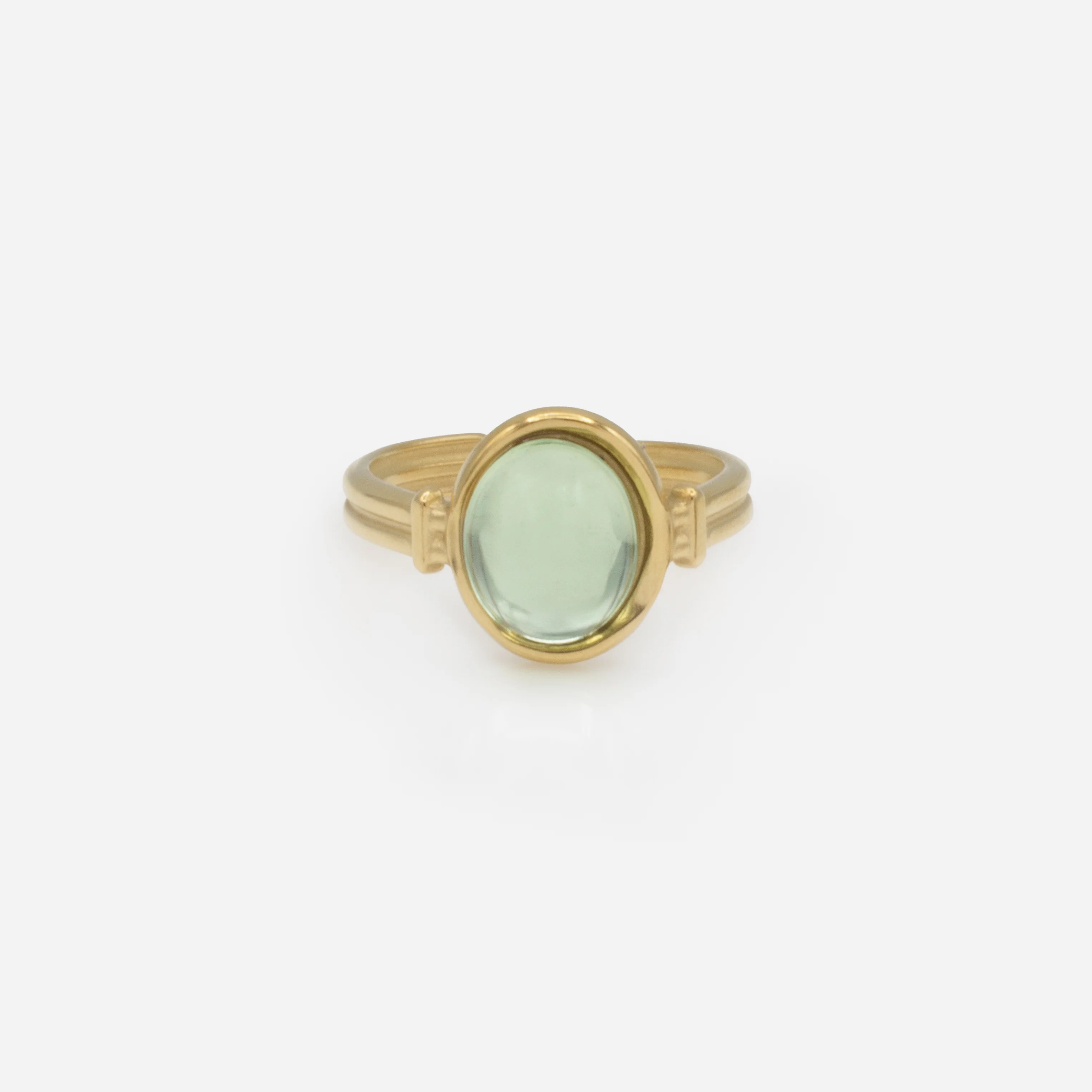 Bague dorée avec pierre verte ovale translucide