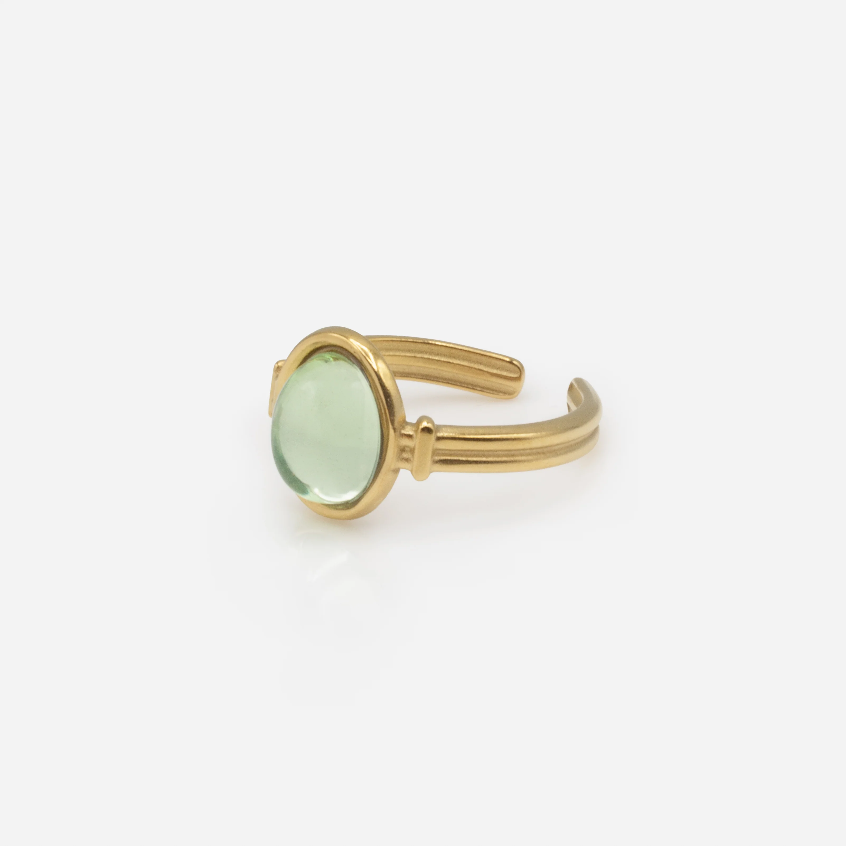 Bague dorée avec pierre verte ovale translucide - Image 2