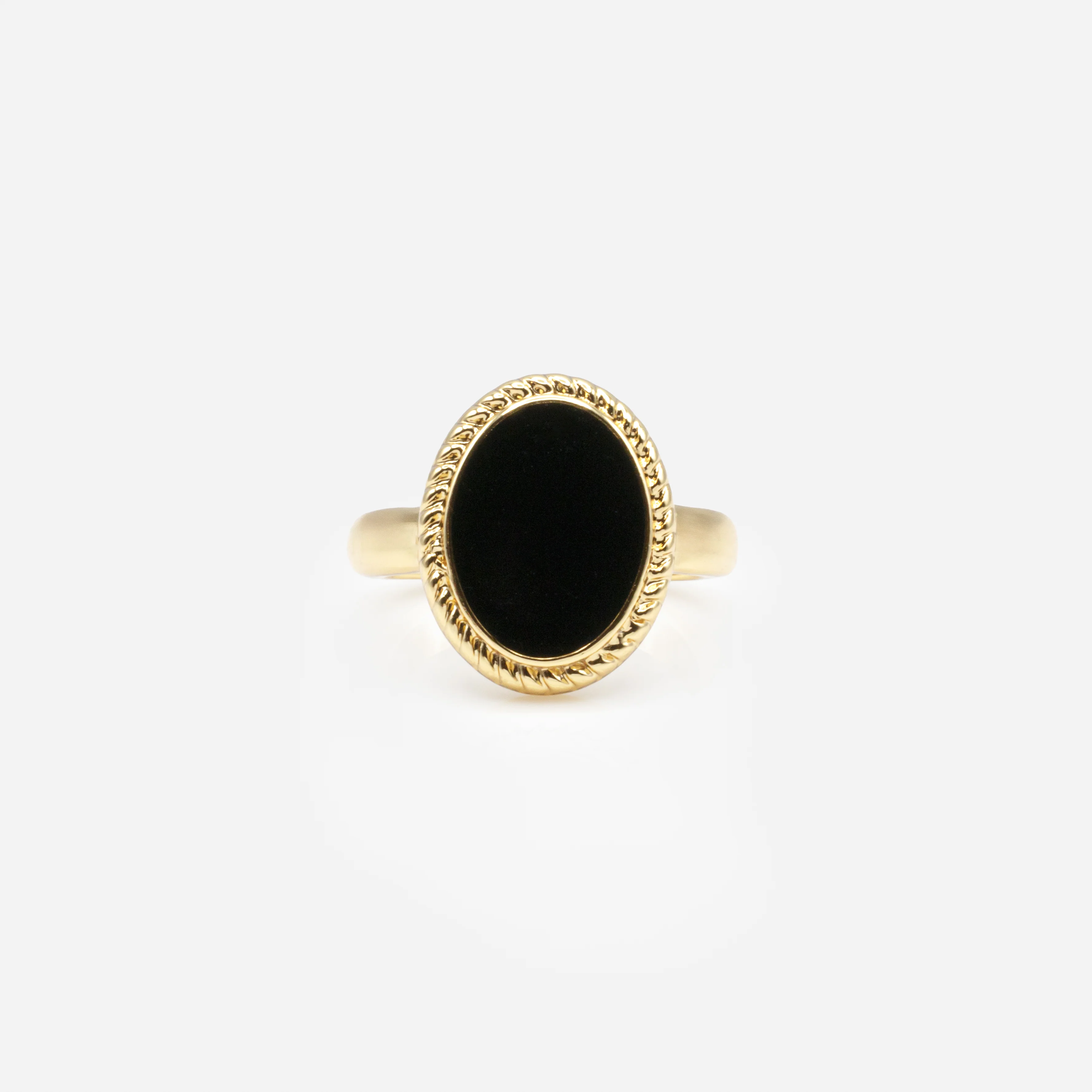 Bague dorée avec ovale noir