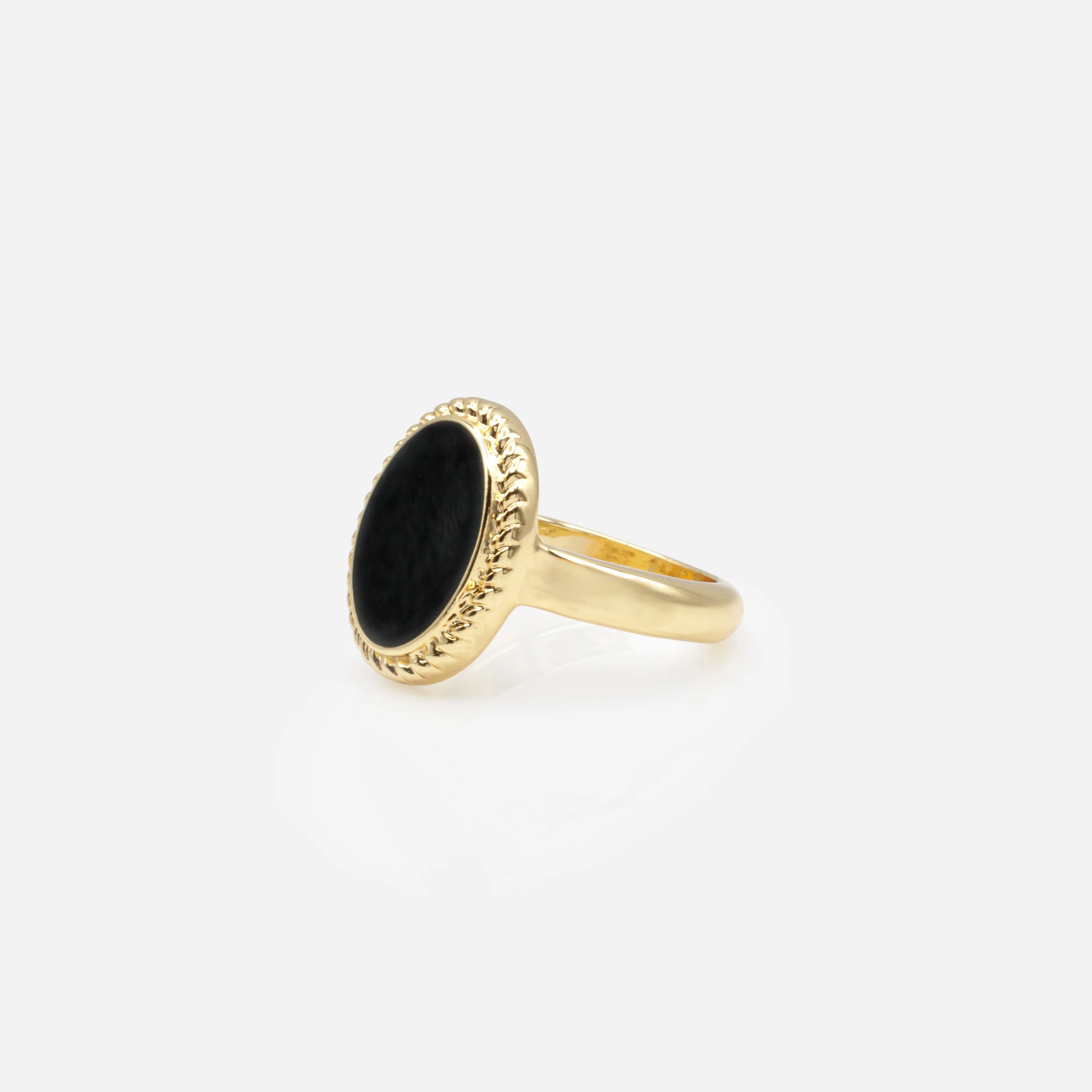 Bague dorée avec ovale noir - Image 2