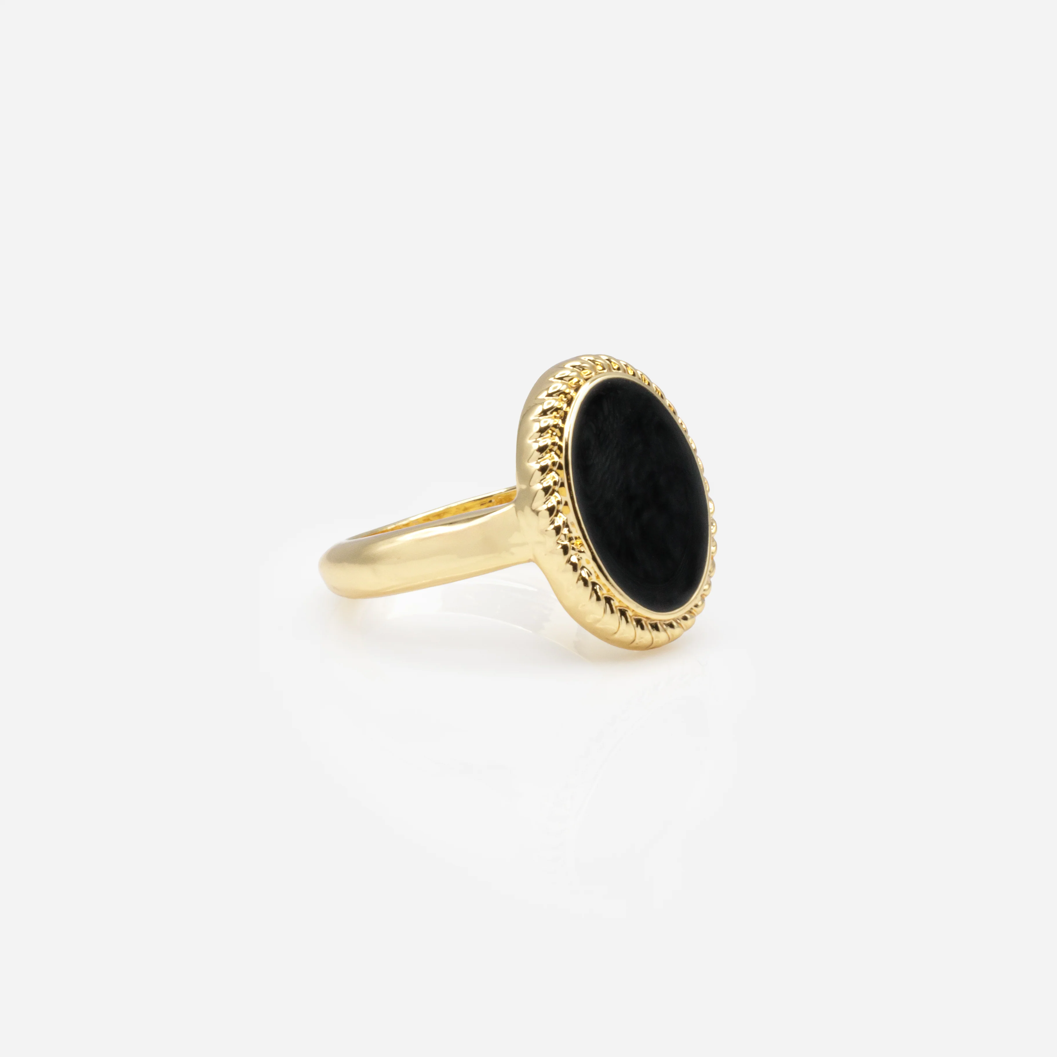 Bague dorée avec ovale noir - Image 3