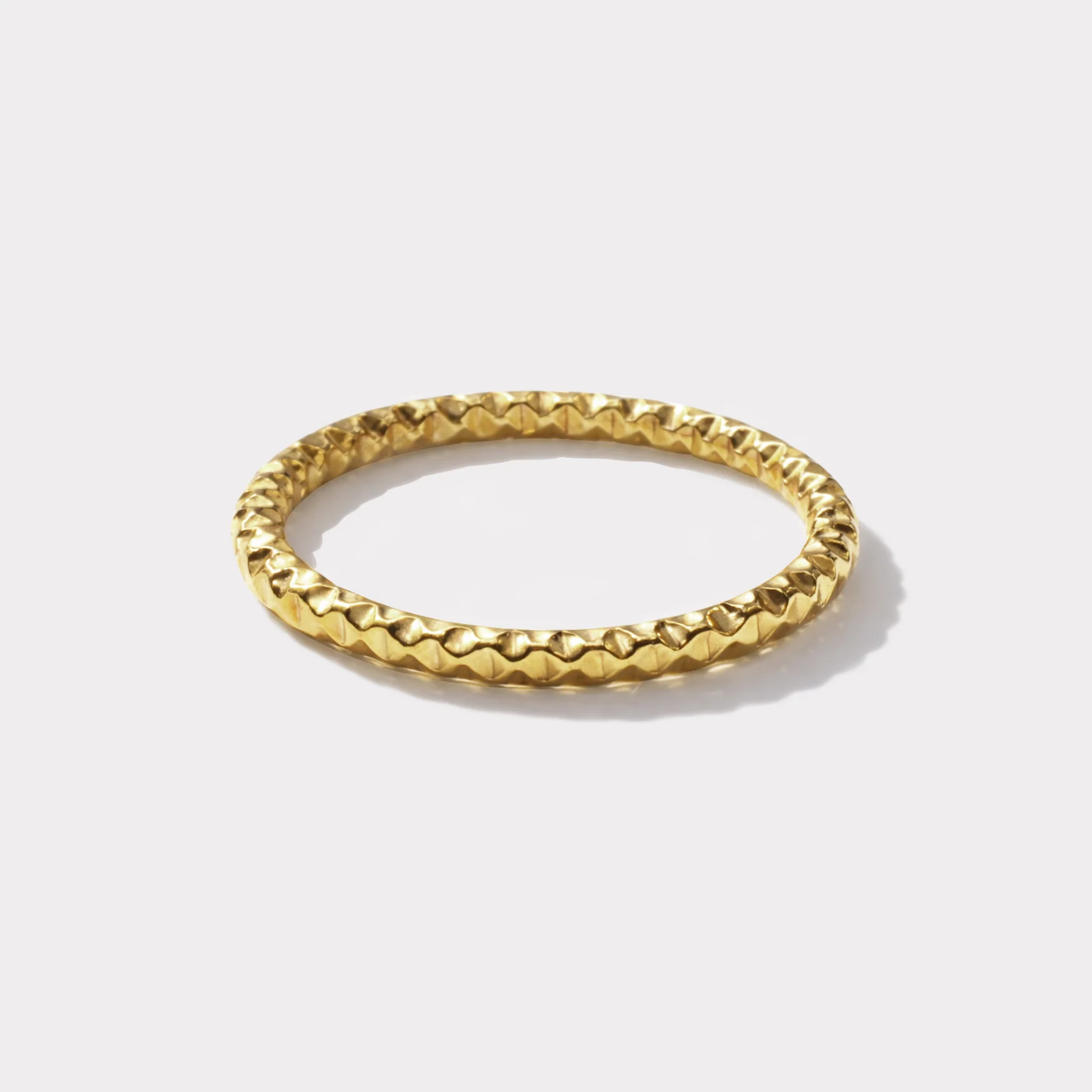 Bague dorée martelée en acier inoxydable