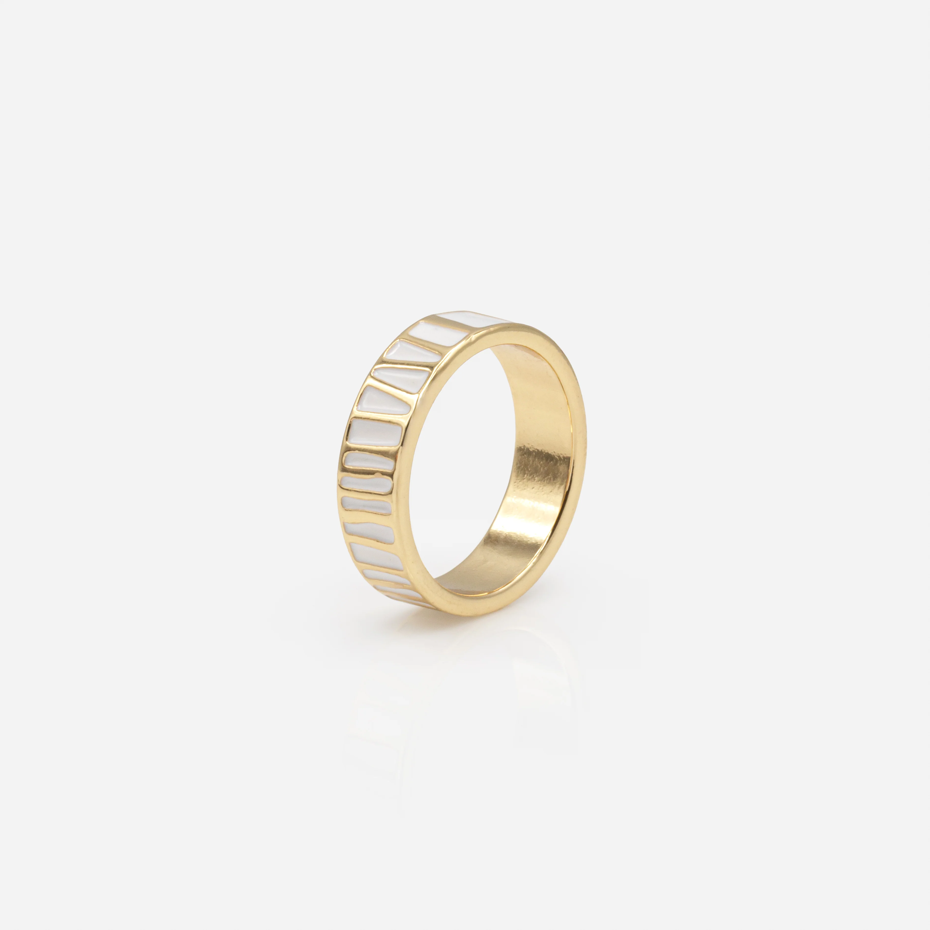 Bague dorée à motifs blancs - Image 2