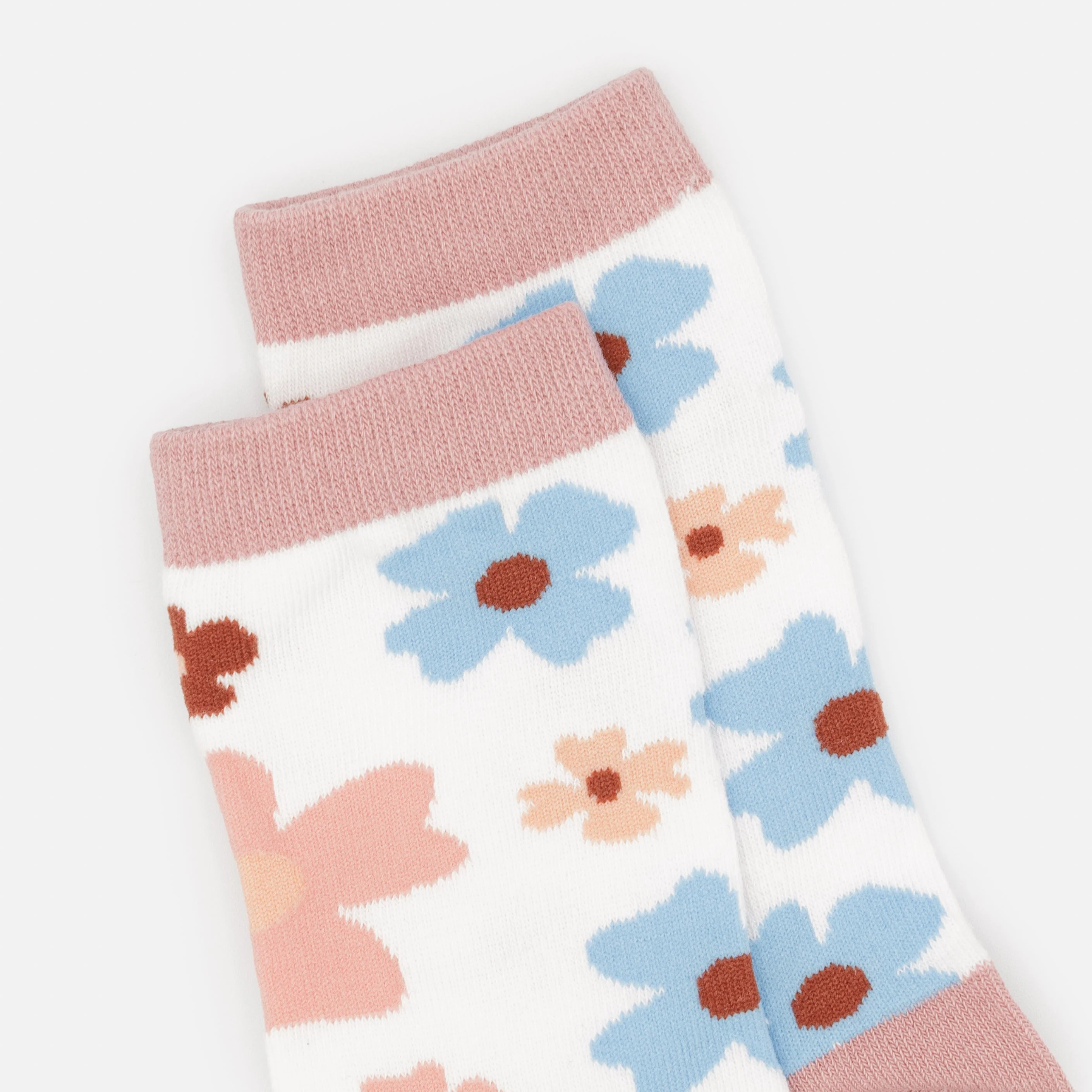 Bas blancs à fleurs roses et bleues - Image 2