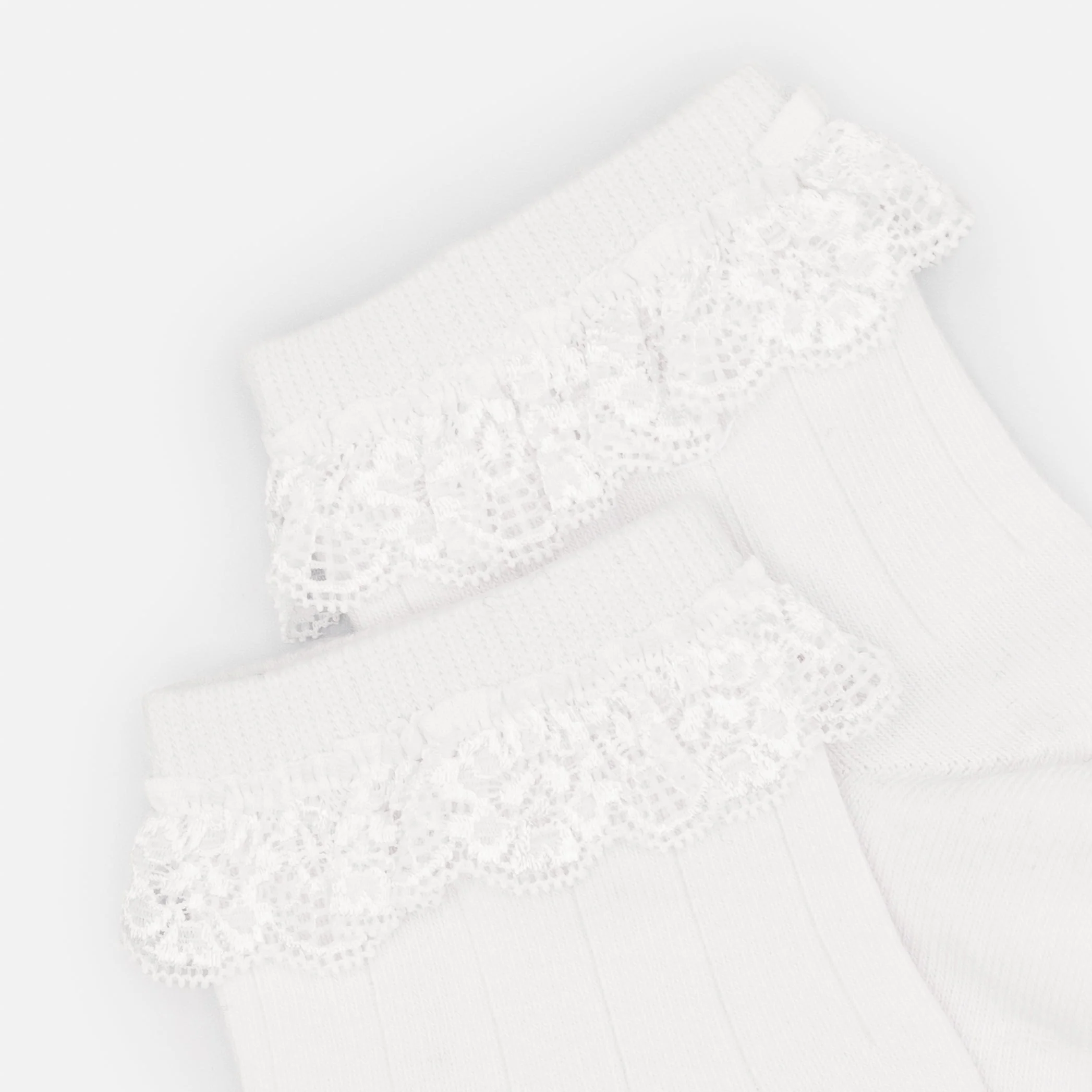 Bas cheville blancs avec dentelle - Image 2