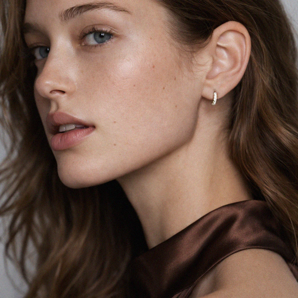 Boucle d'oreilles huggies avec zircons en or 10 carats - Image 4