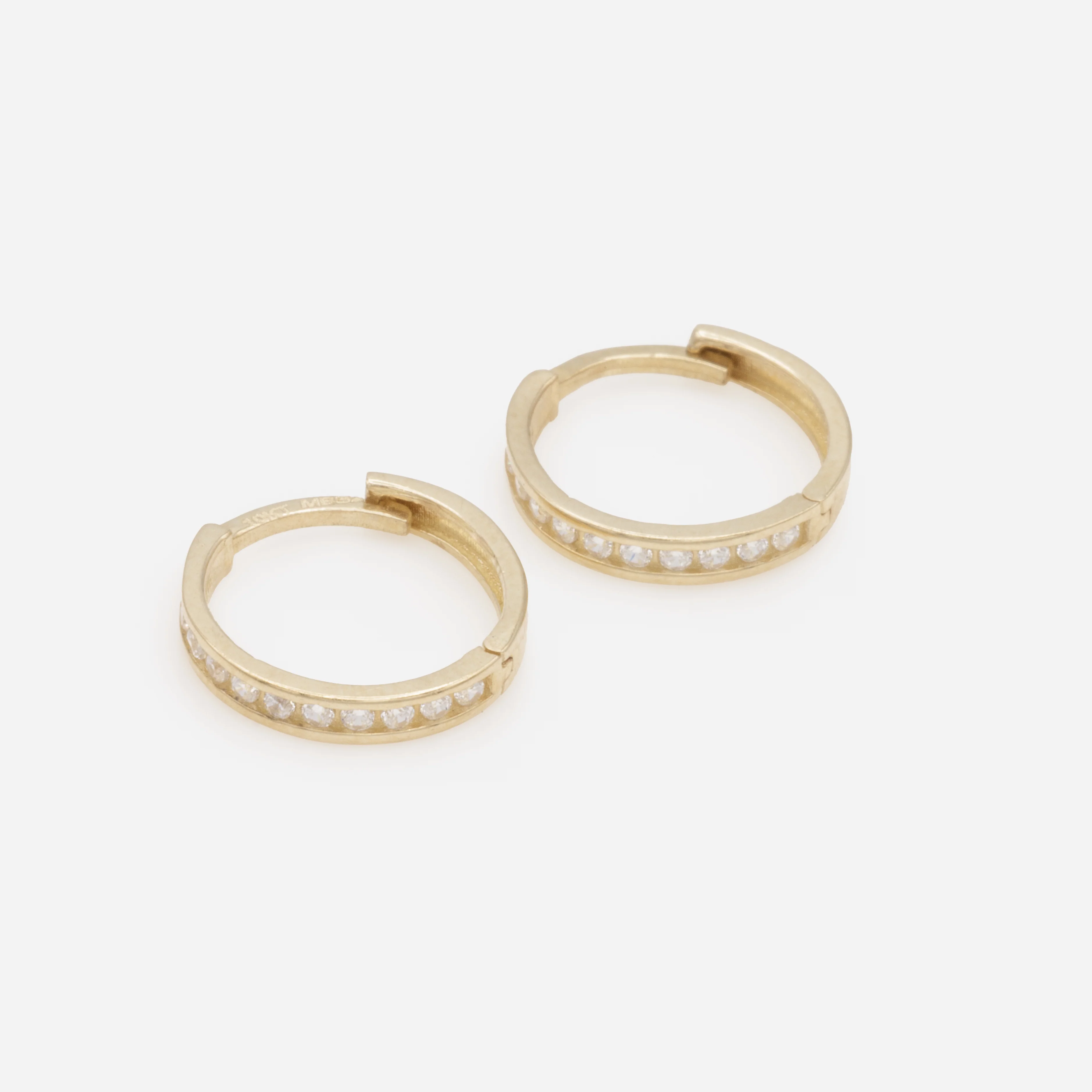Boucles d’oreilles huggies 12 mm avec zircons cubiques en or 10 carats - Image 2