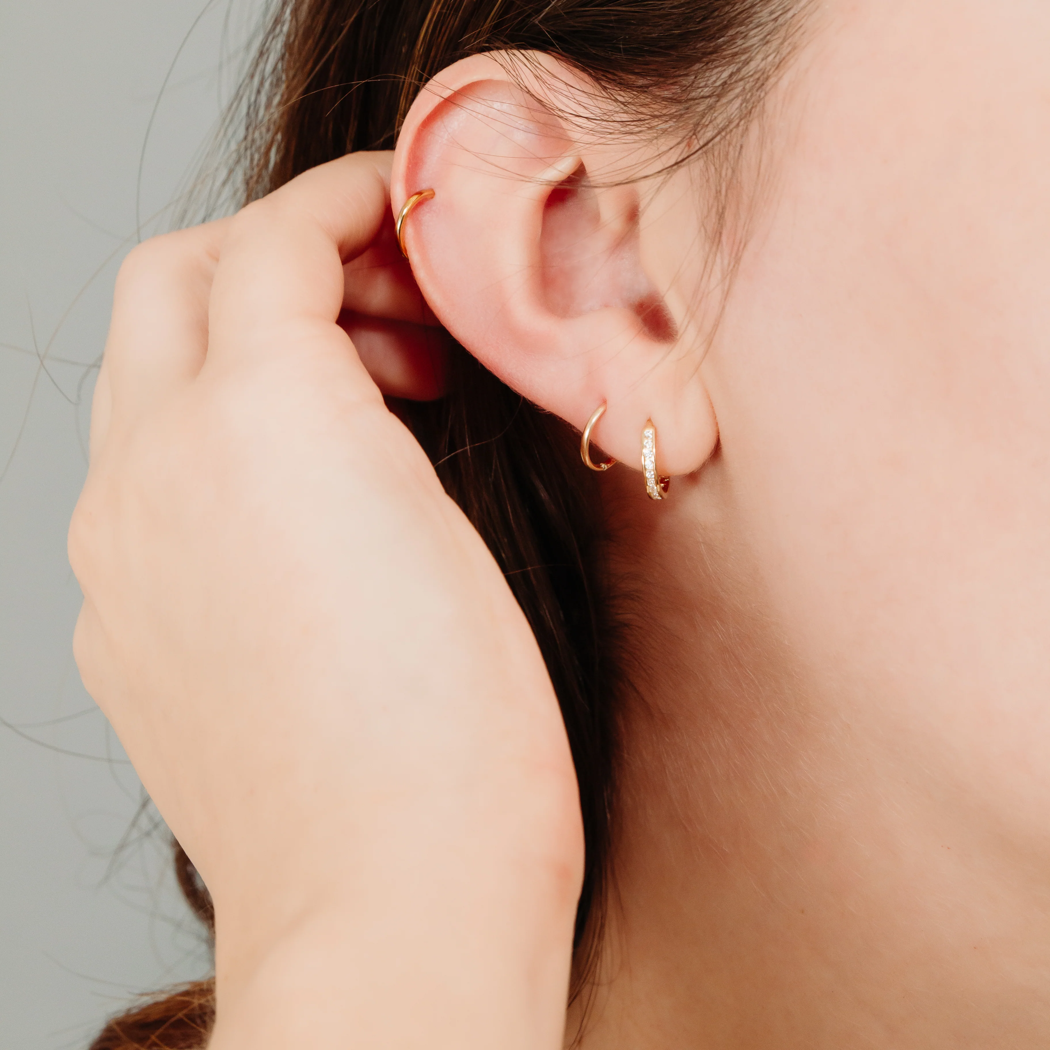 Boucles d’oreilles huggies 12 mm avec zircons cubiques en or 10 carats - Image 4
