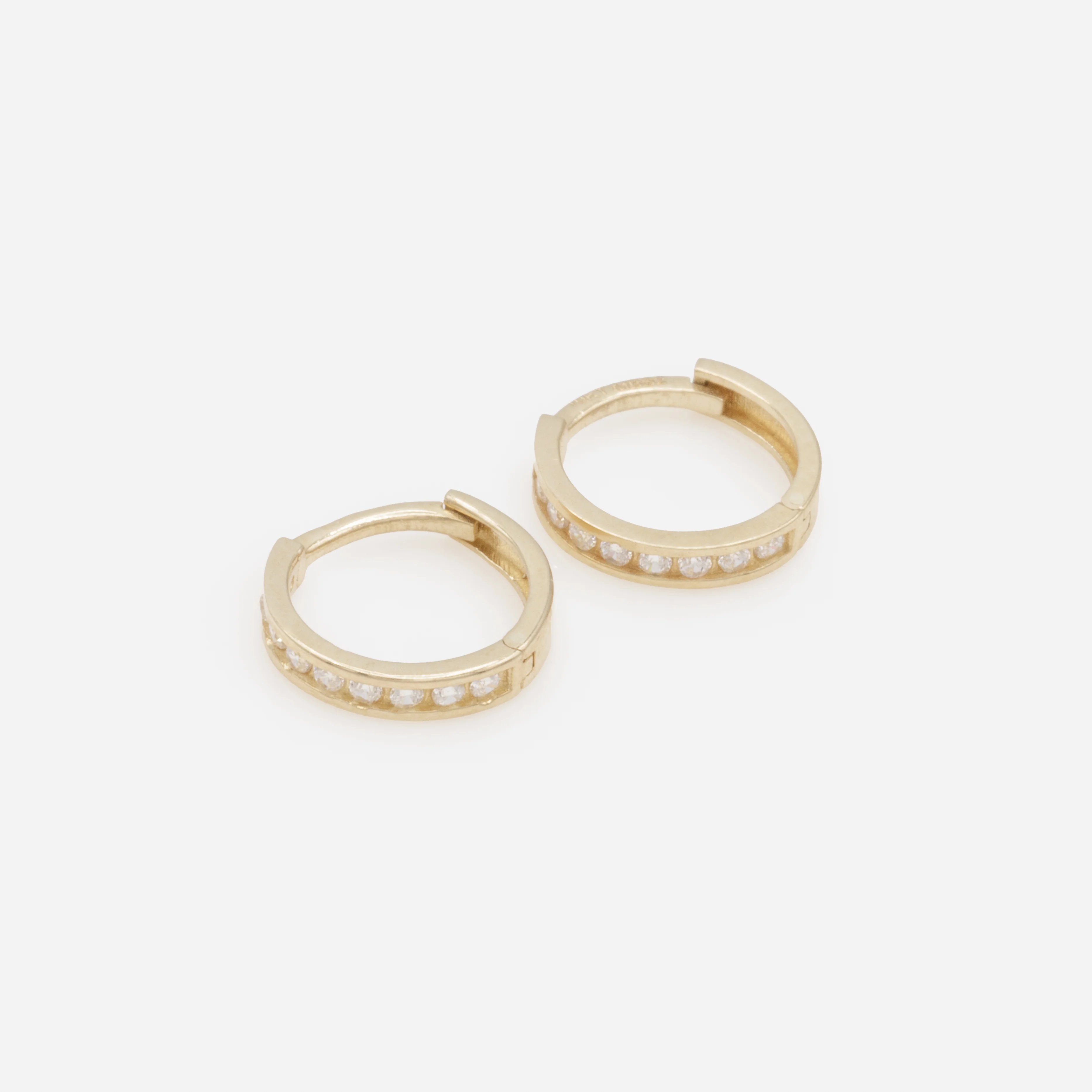 Boucles d’oreilles huggies 10 mm avec zircons cubiques en or 10 carats - Image 2