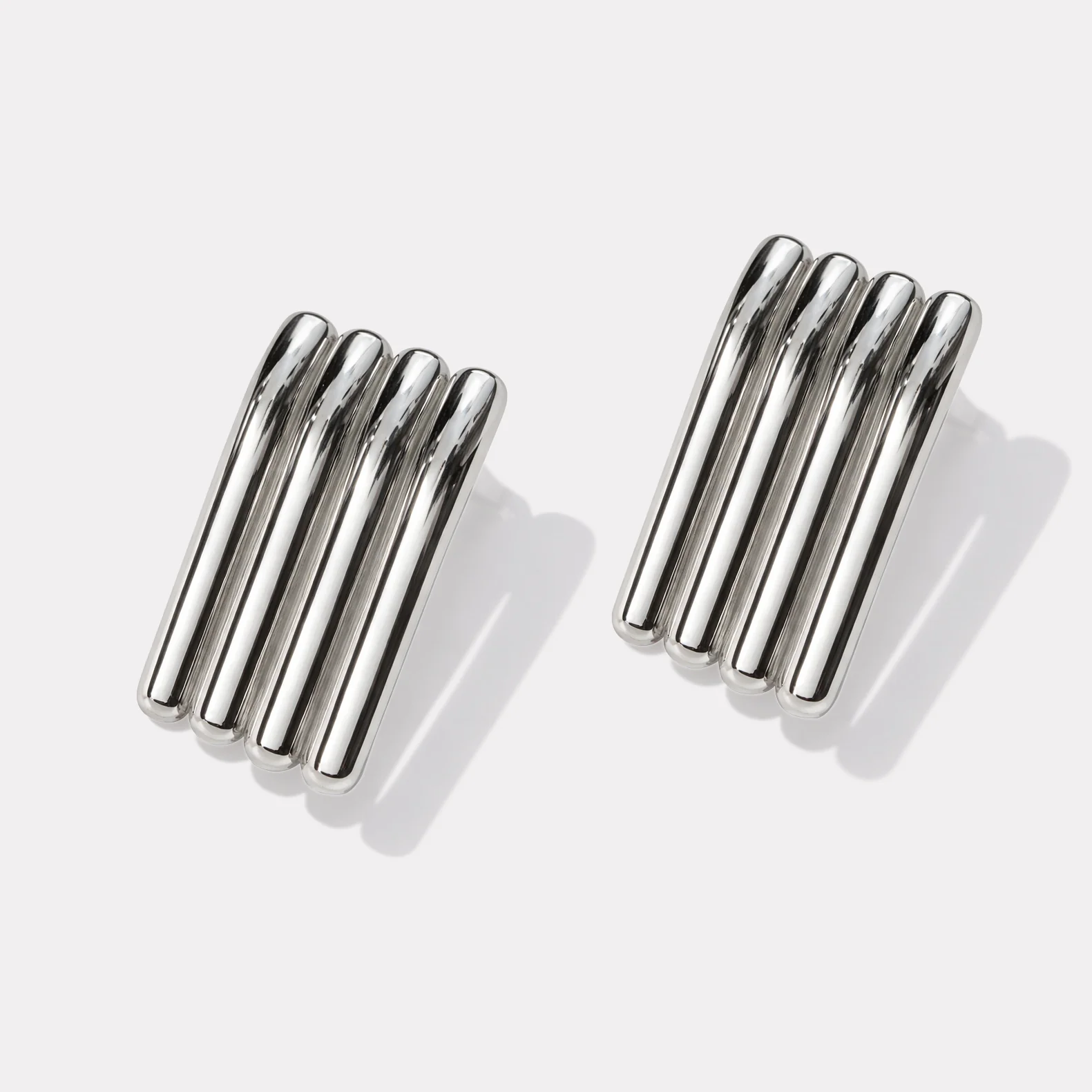 Boucles d’oreilles sculpturales argentées en acier inoxydable