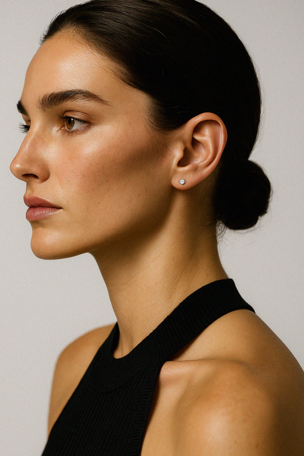 Boucles d’oreilles serties d'un zircon cubique rond 2,5 mm avec tige en or 14 carats - Image 5