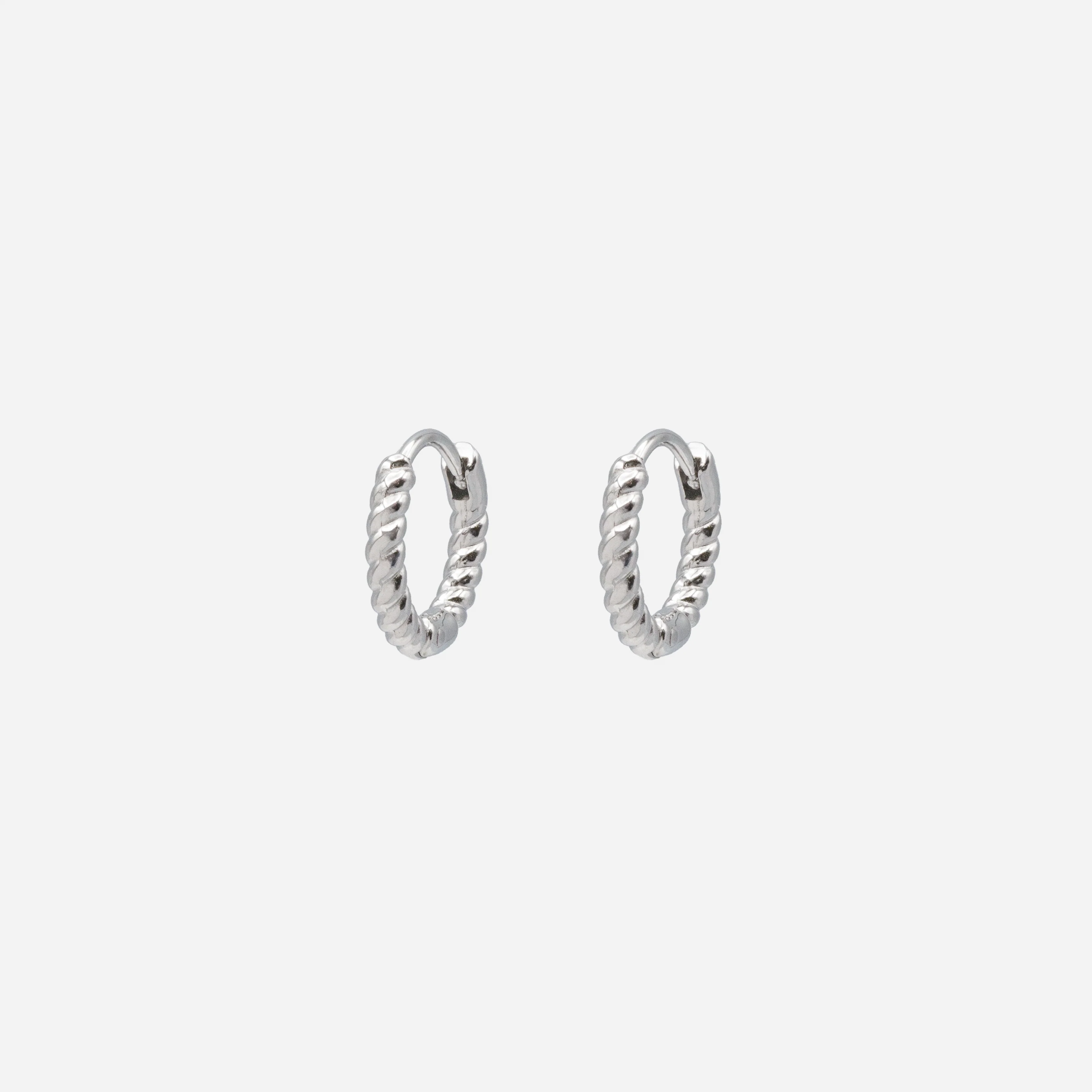 Boucles d'oreilles huggies torsadées argentées en acier inoxydable