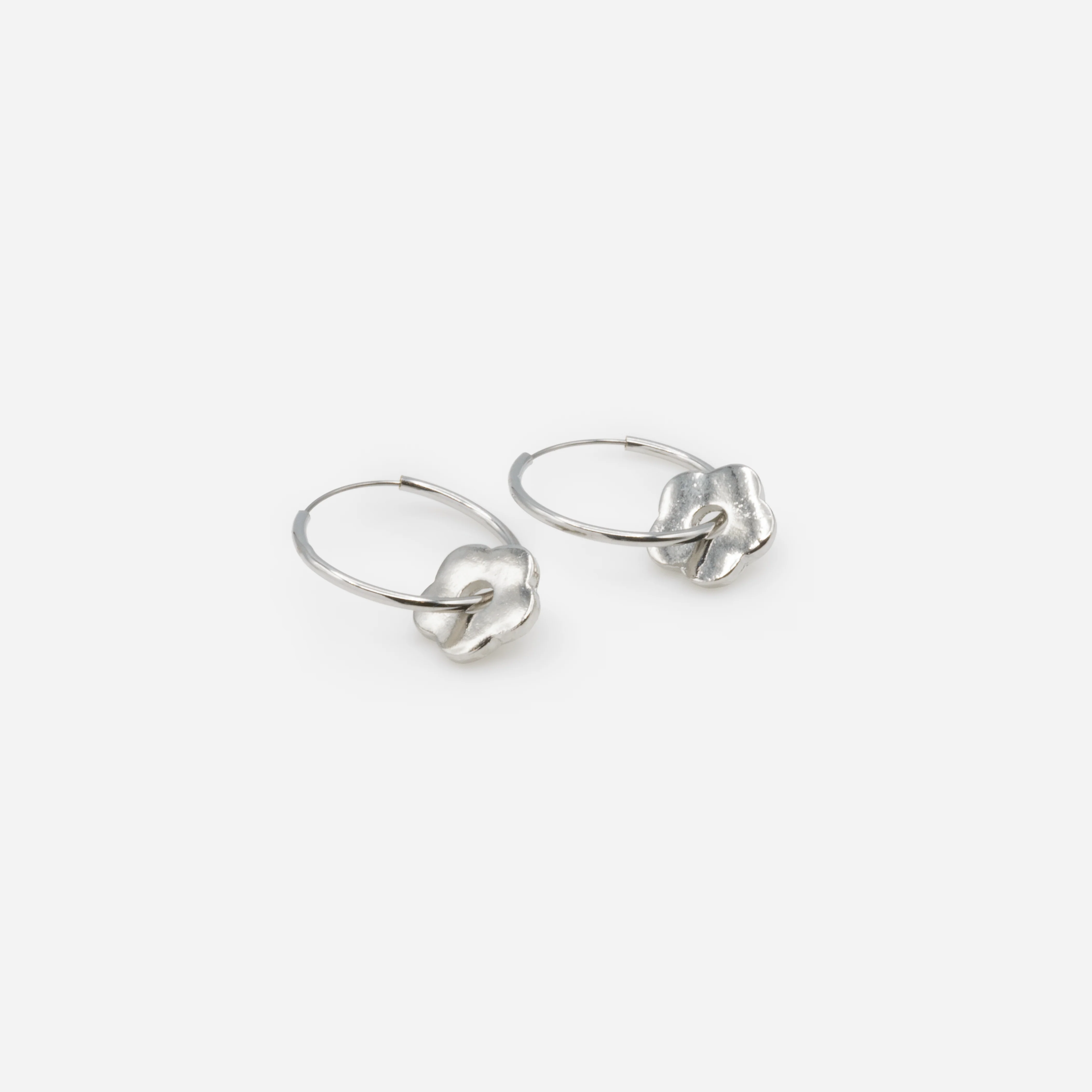 Boucles d'oreilles anneaux argentés breloque fleur texturée - Image 2