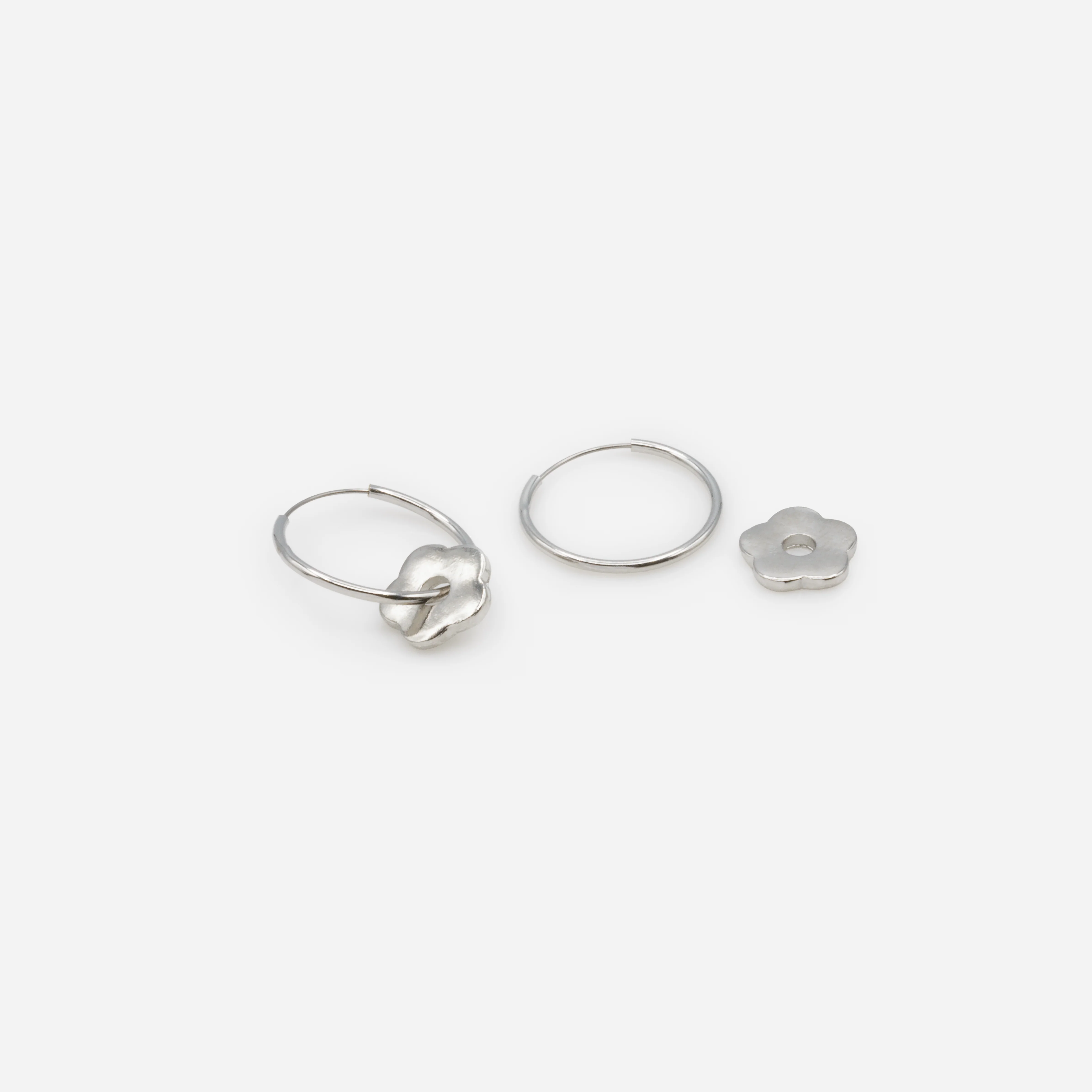 Boucles d'oreilles anneaux argentés breloque fleur texturée - Image 3