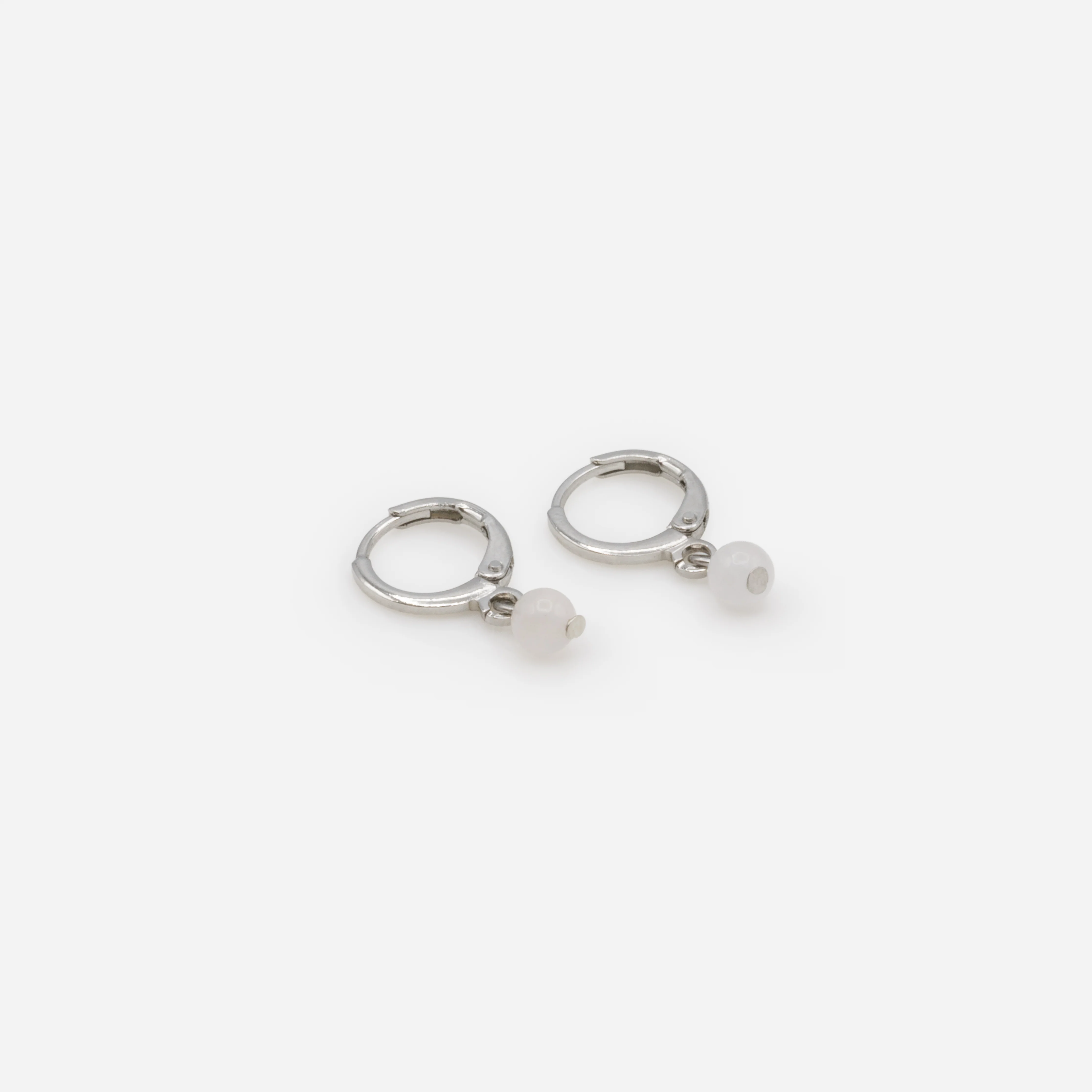 Boucles d'oreilles anneaux argentés breloque pierre ronde blanche - Image 2