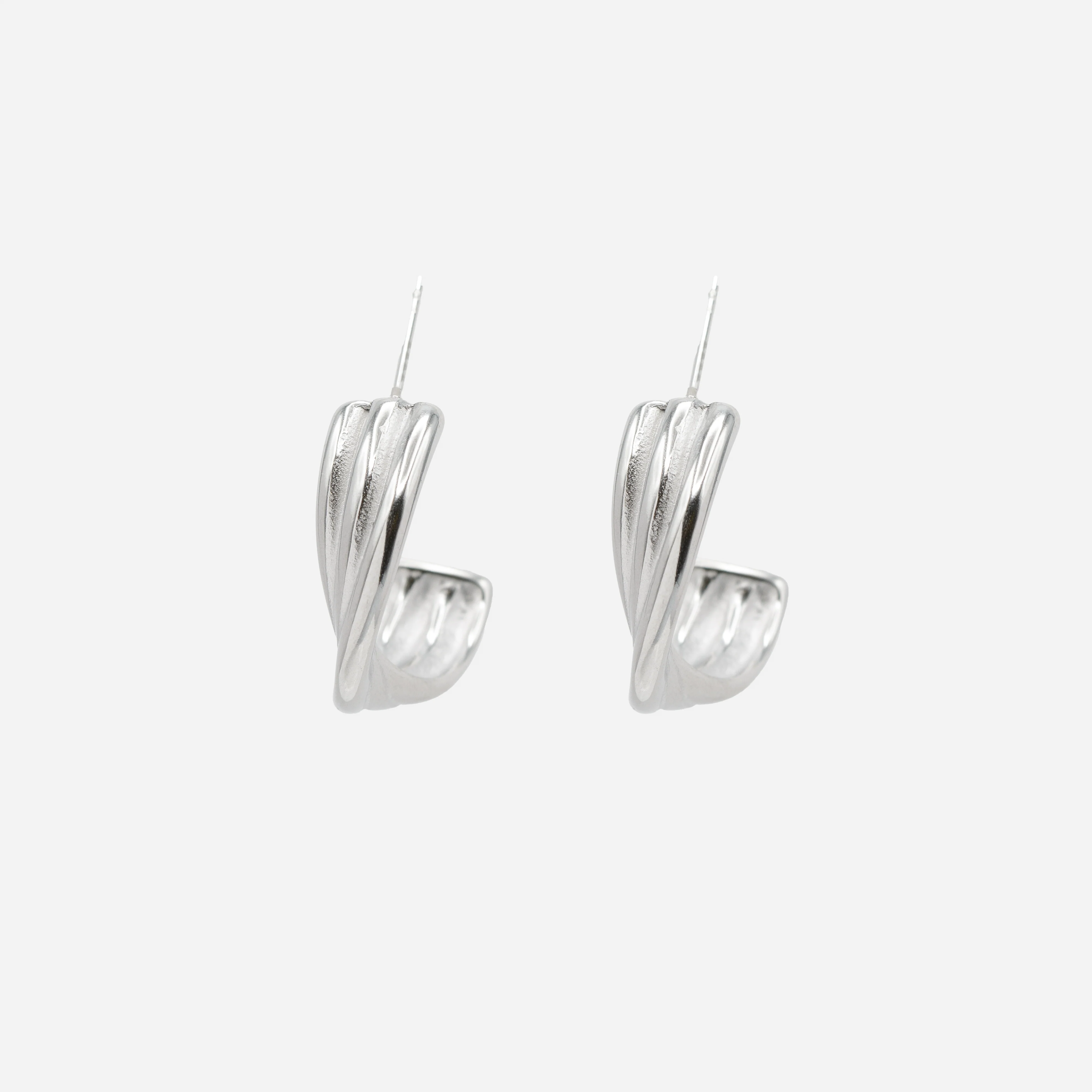 Boucles d'oreilles anneaux argentés 20 mm tordus et texturés en acier inoxydable