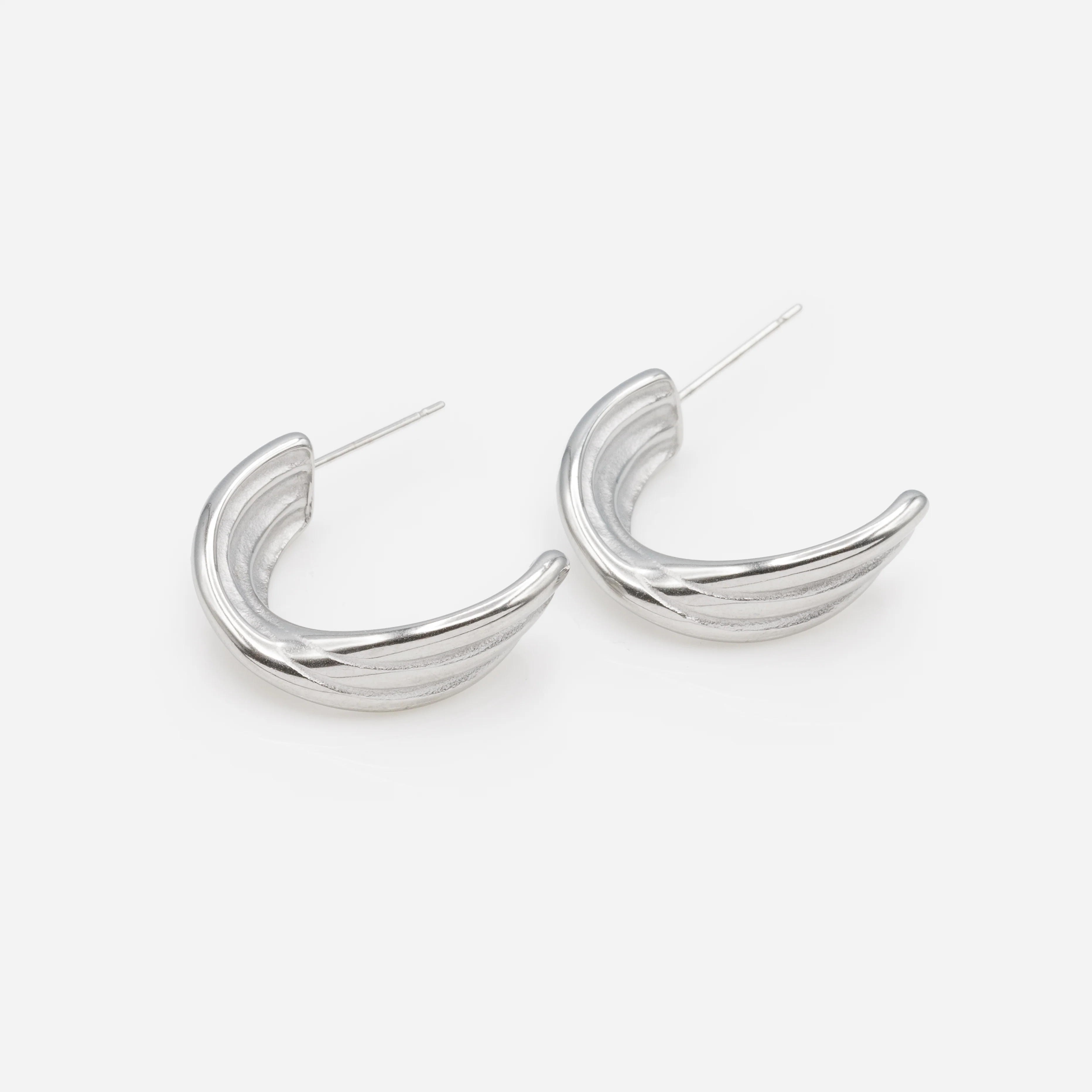 Boucles d'oreilles anneaux argentés 20 mm tordus et texturés en acier inoxydable - Image 2