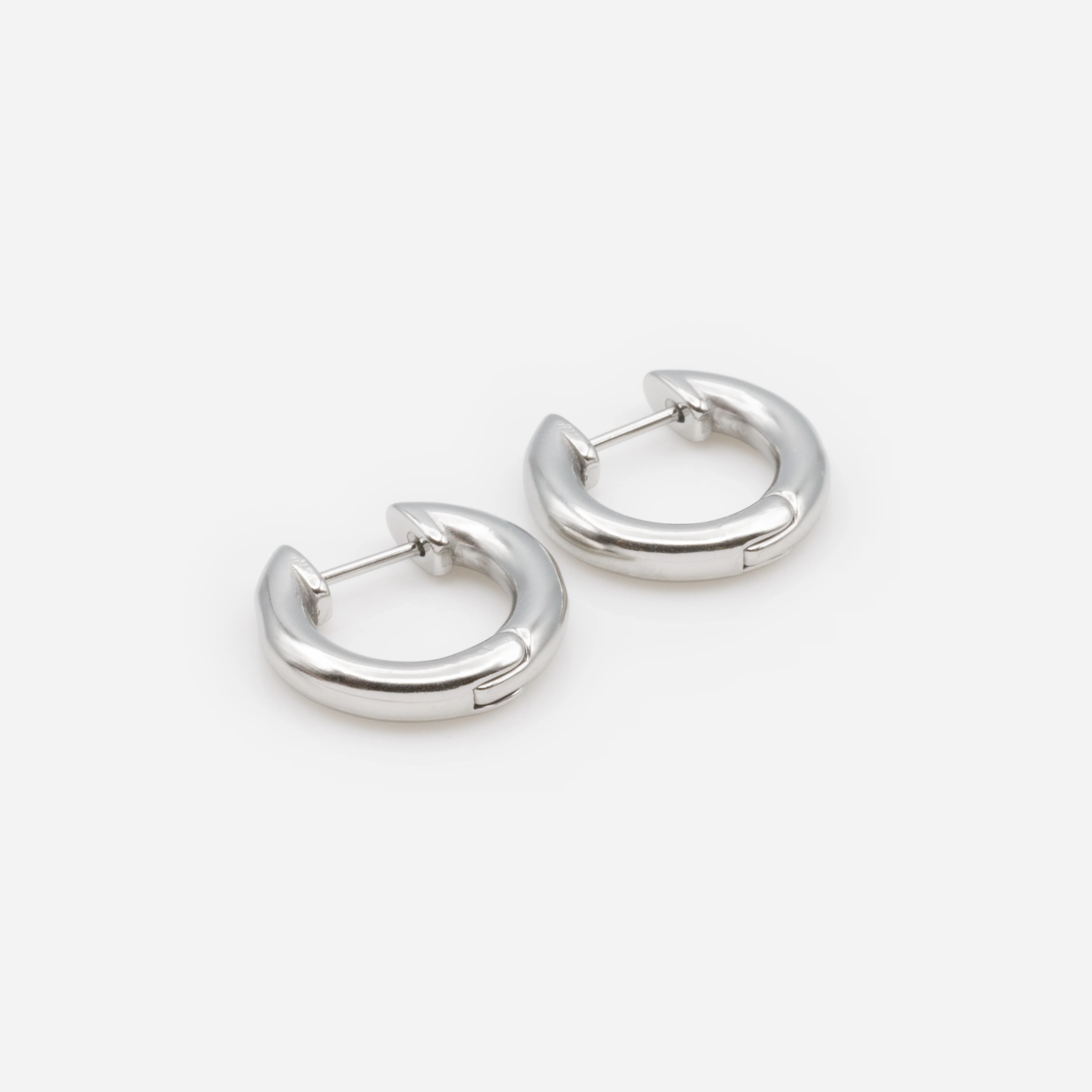 Boucles d'oreilles huggies argentées en acier inoxydable - Image 2