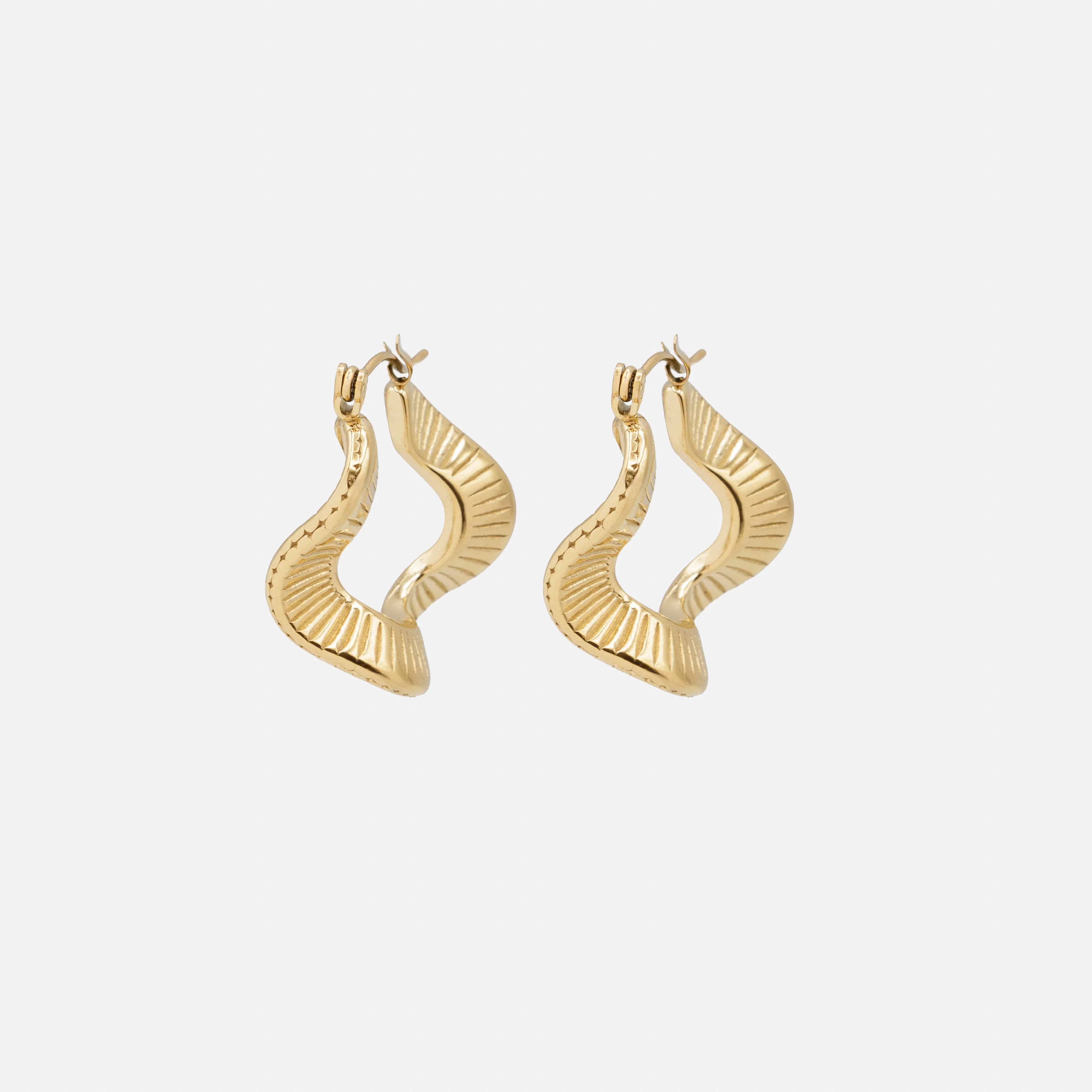 Boucles d'oreilles anneaux dorés texturés effet vagues