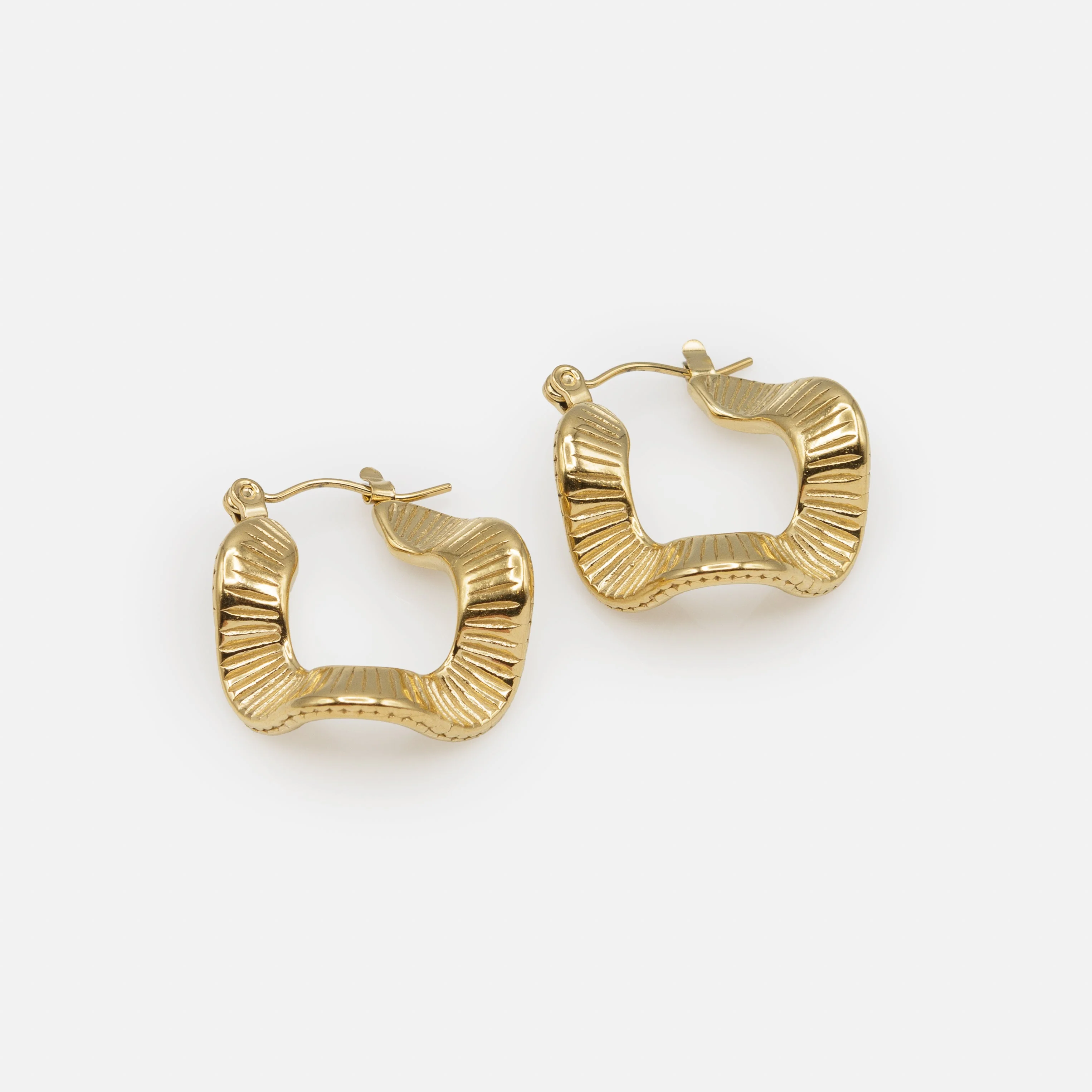 Boucles d'oreilles anneaux dorés texturés effet vagues - Image 2