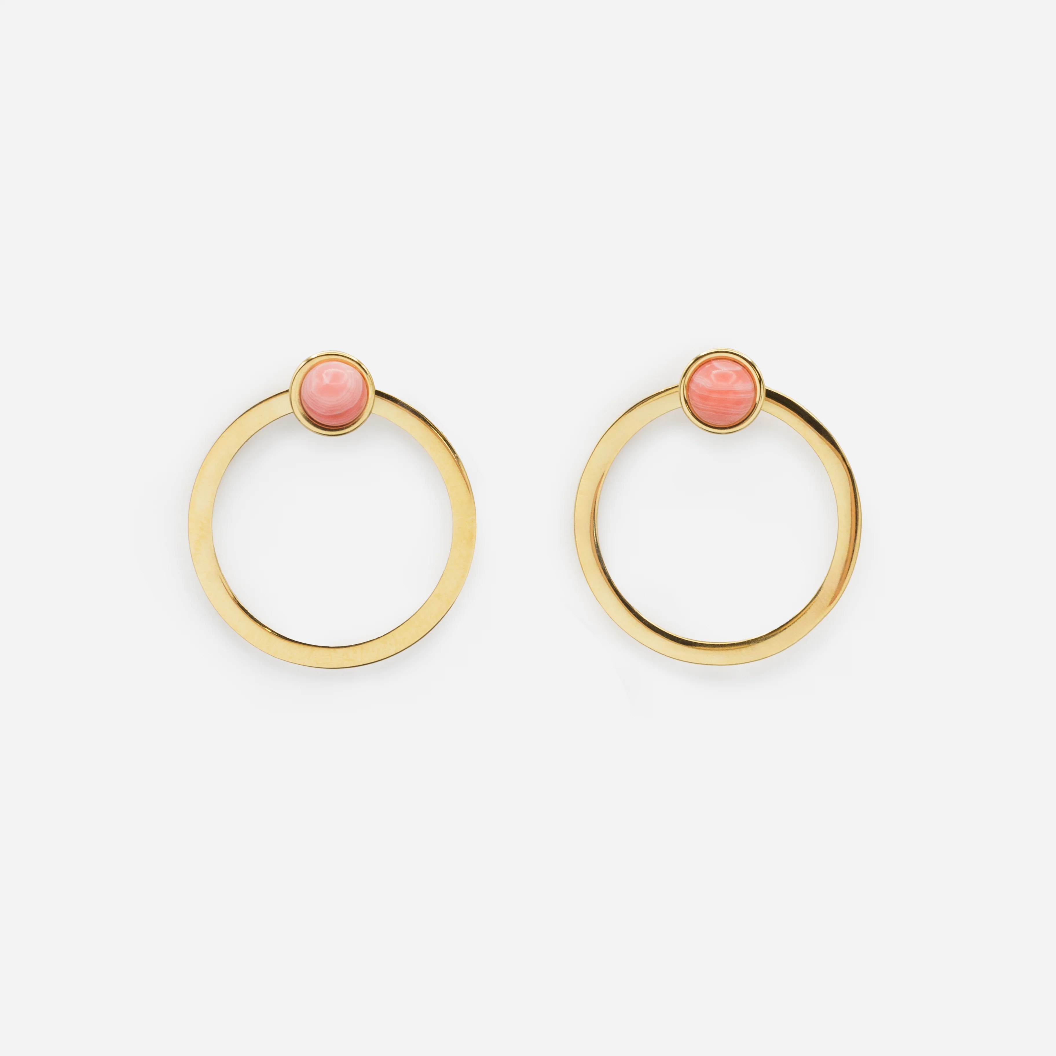 Boucles d'oreilles anneaux dorés avec bille rouge marbrée en acier inoxydable