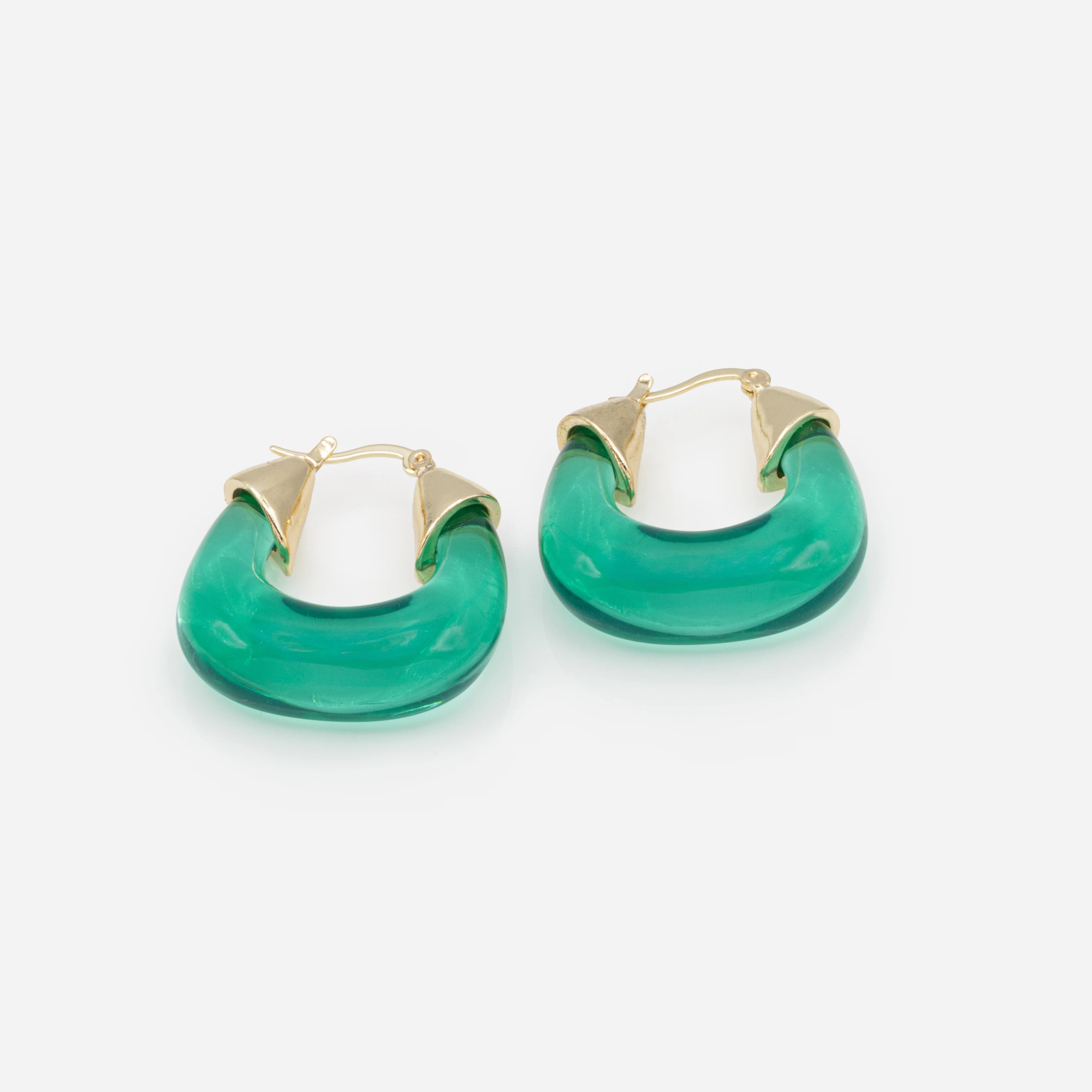 Boucles d'oreilles larges anneaux verts translucides à fermoir doré - Image 2