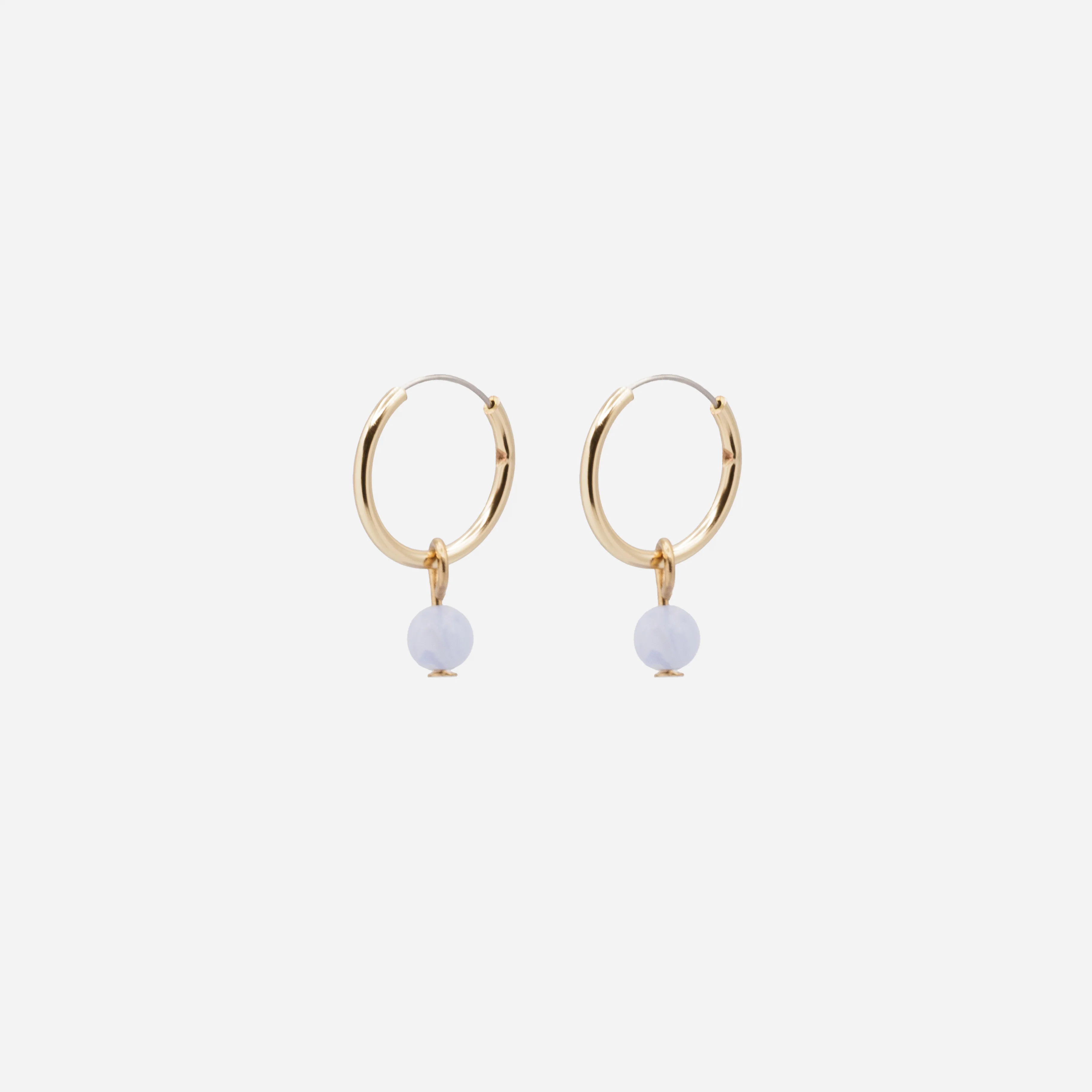 Boucles d'oreilles anneaux dorés breloque pierre ronde bleu pâle