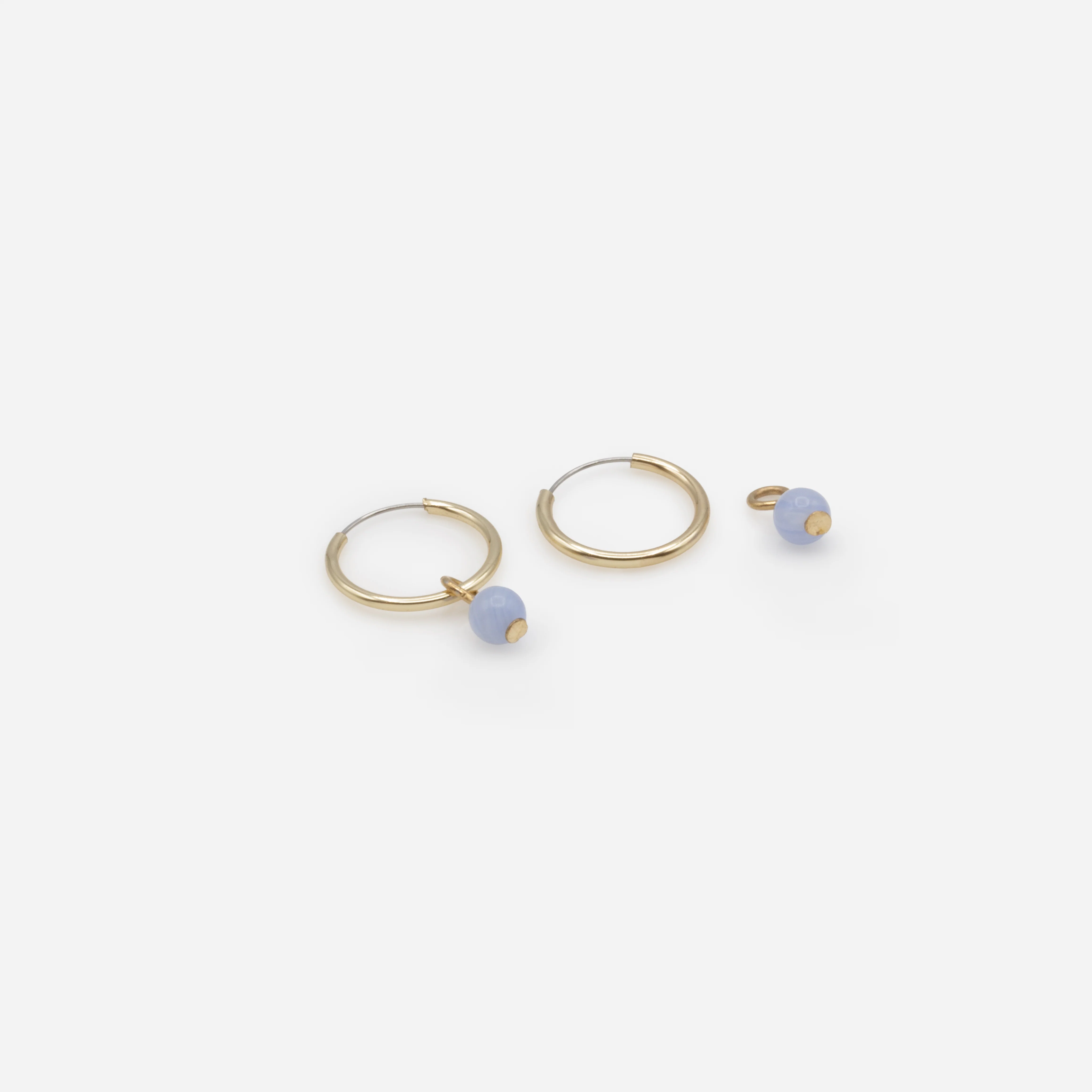 Boucles d'oreilles anneaux dorés breloque pierre ronde bleu pâle - Image 3