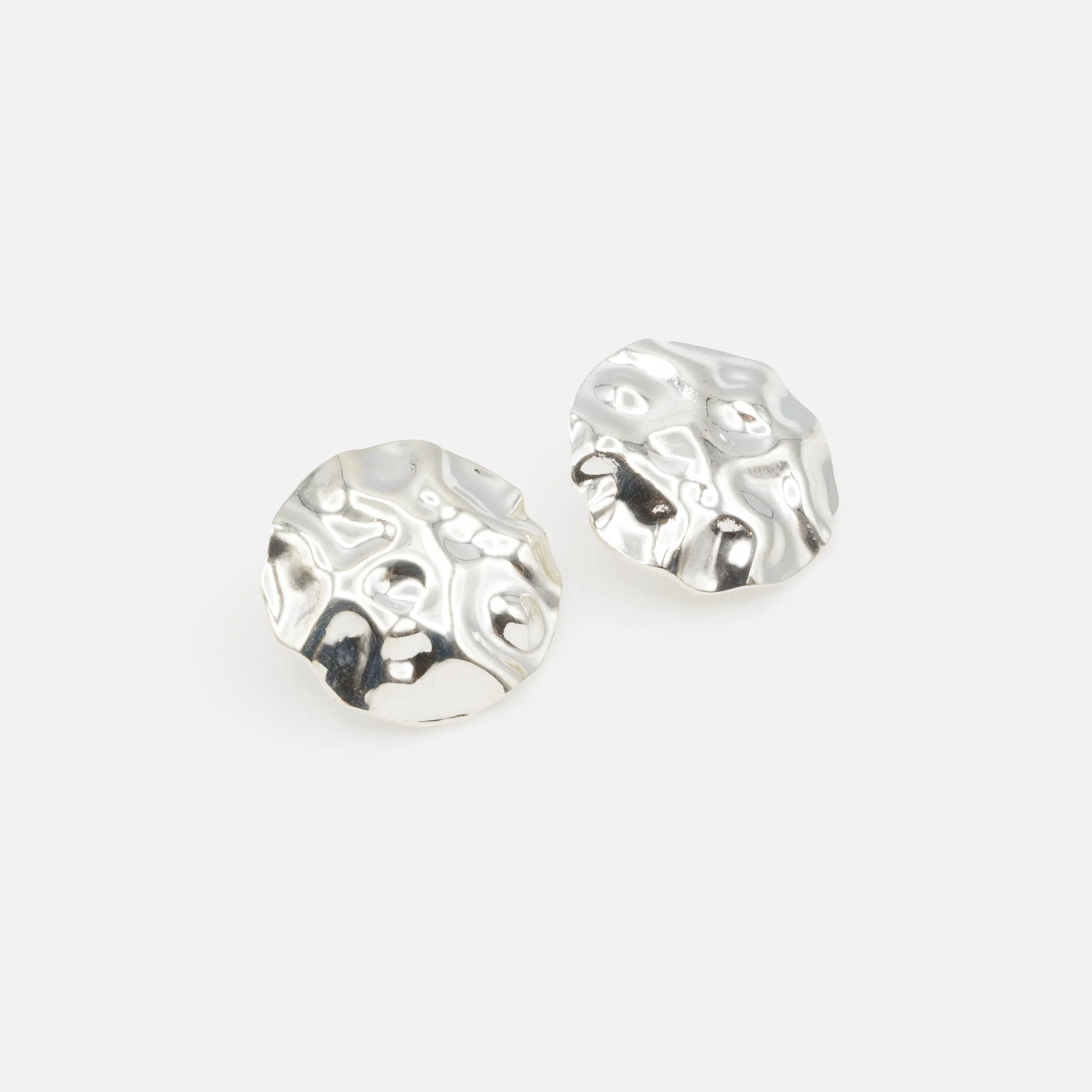 Boucles d'oreilles argentées en métal martelé - Image 2