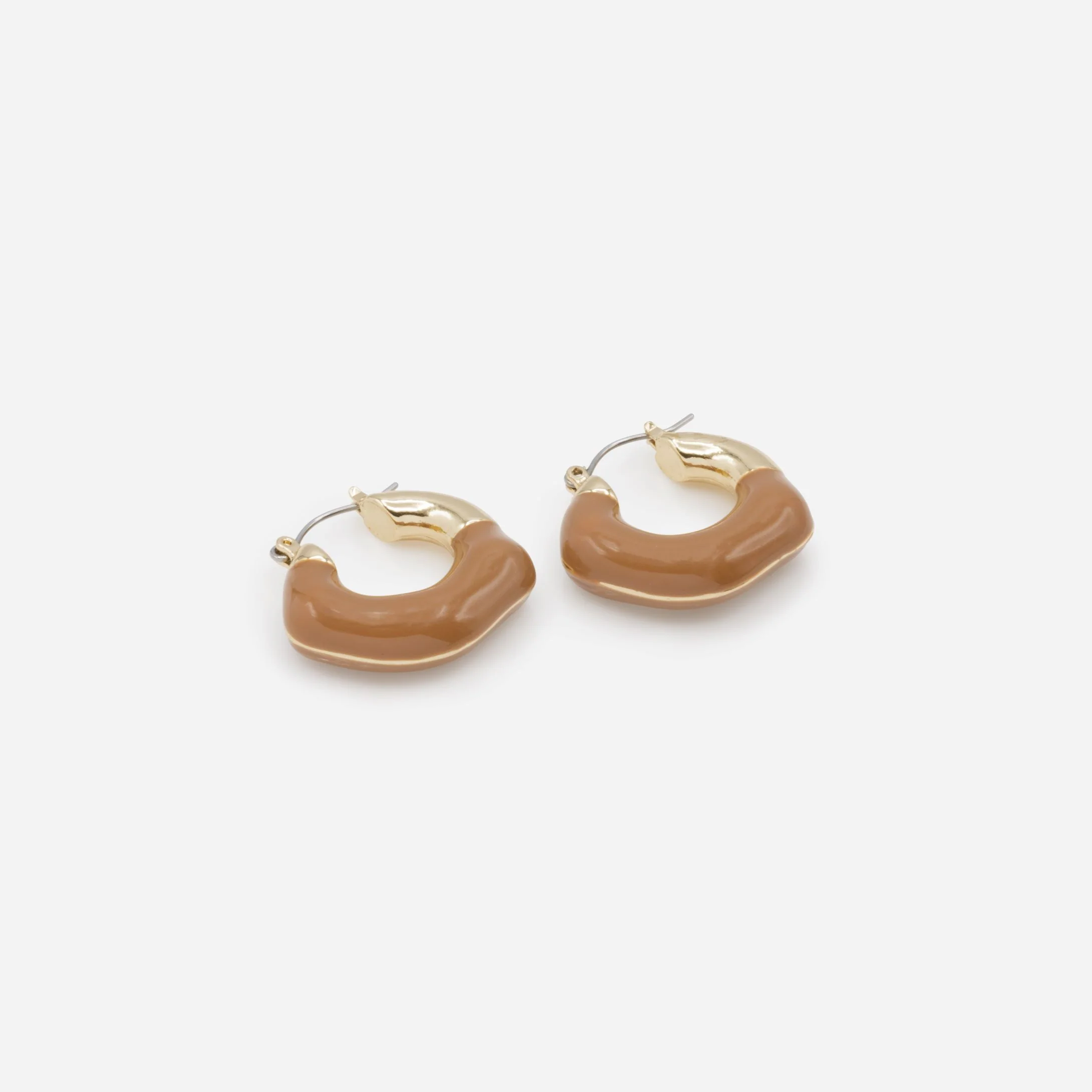 Boucles d'oreilles anneaux dorés irréguliers avec base brune - Image 2