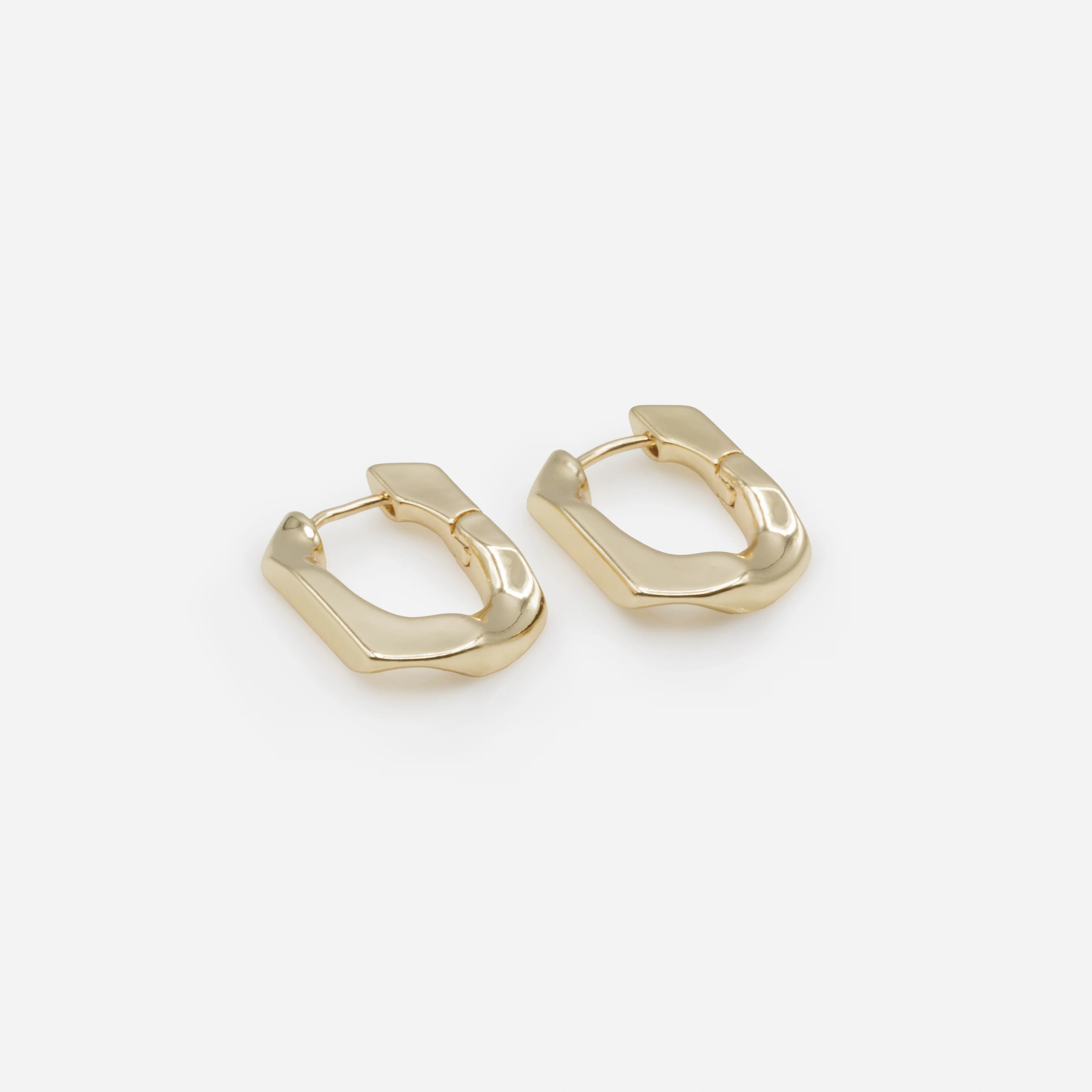 Boucles d'oreilles anneaux dorés maille aplatie - Image 2