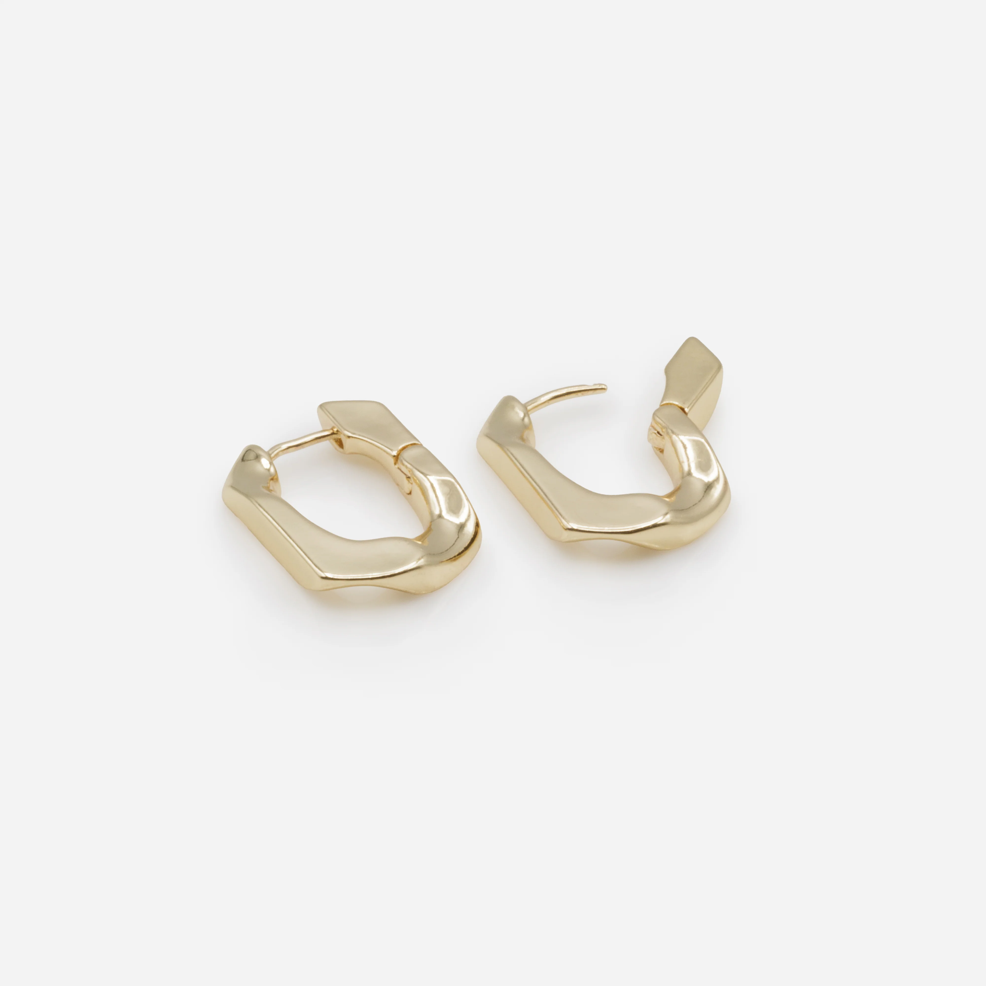 Boucles d'oreilles anneaux dorés maille aplatie - Image 3