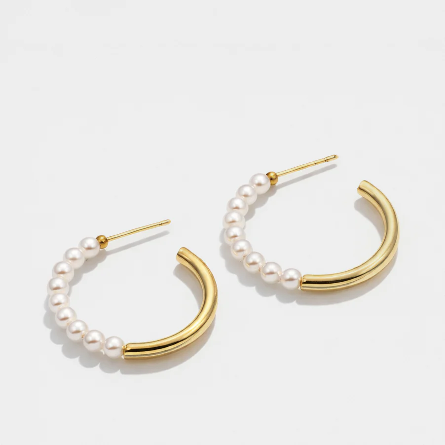 Boucles d'oreilles anneaux dorés moitié perles synthétiques - Image 2