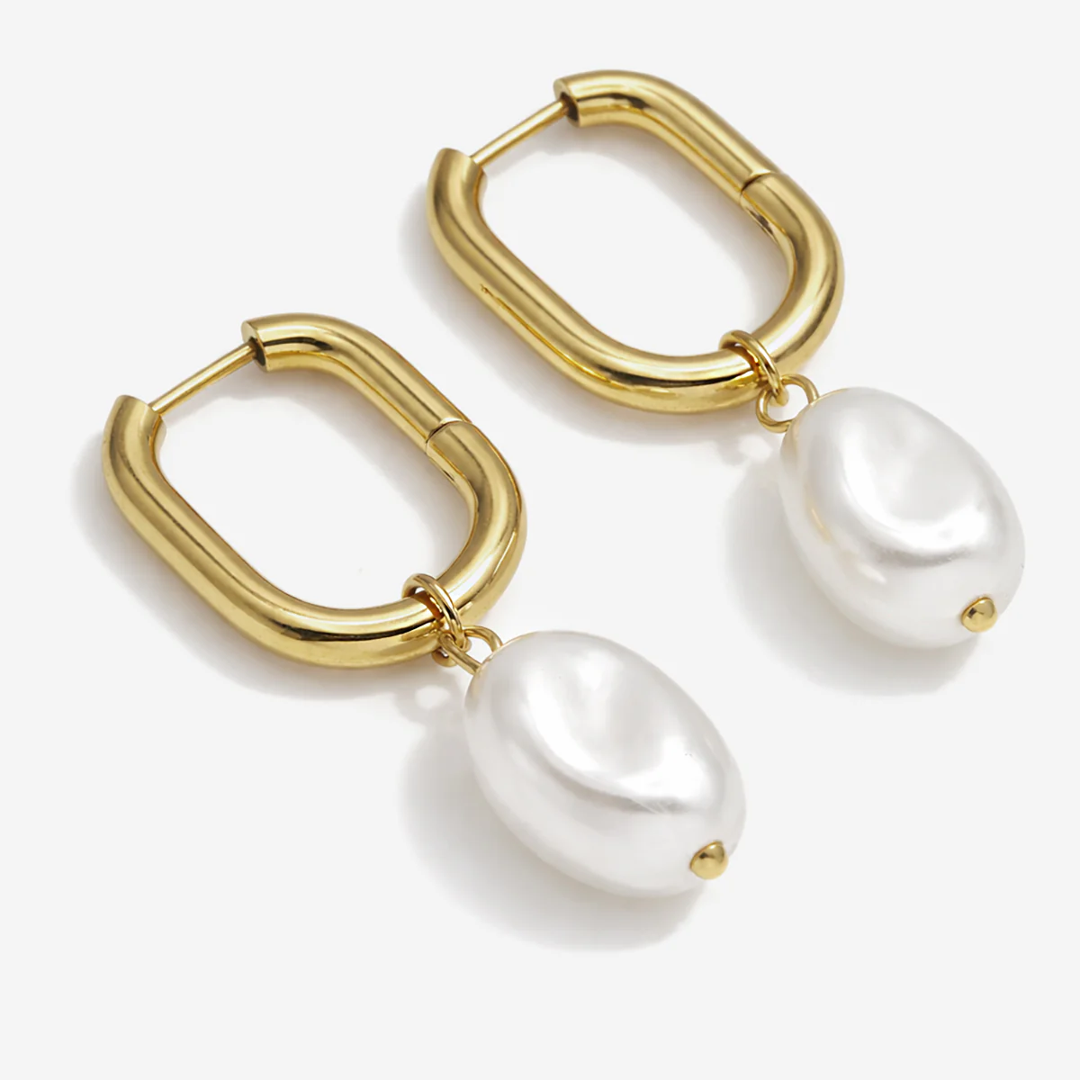 Boucles d'oreilles anneaux dorés ovales avec perle synthétique - Image 2
