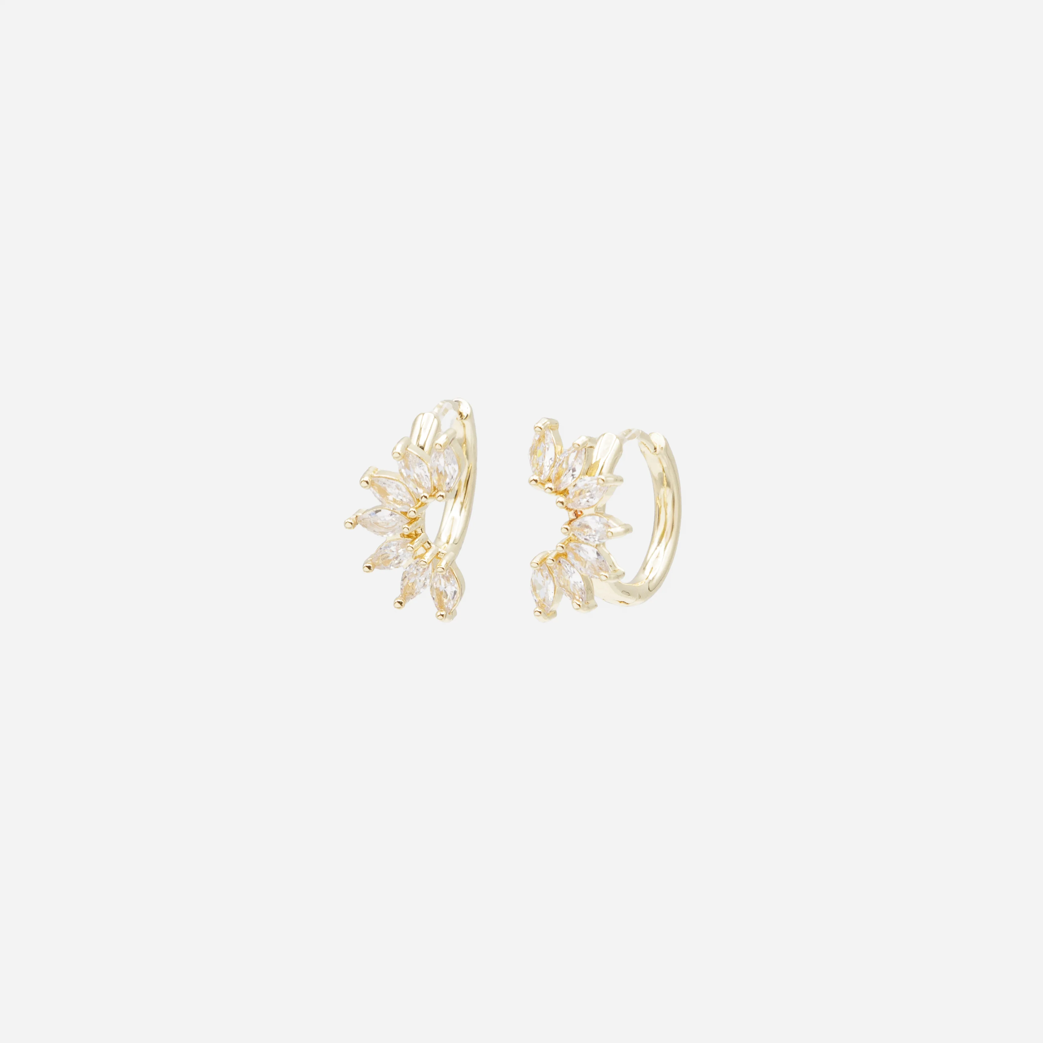 Boucles d'oreilles huggies en feuilles avec zircons cubiques