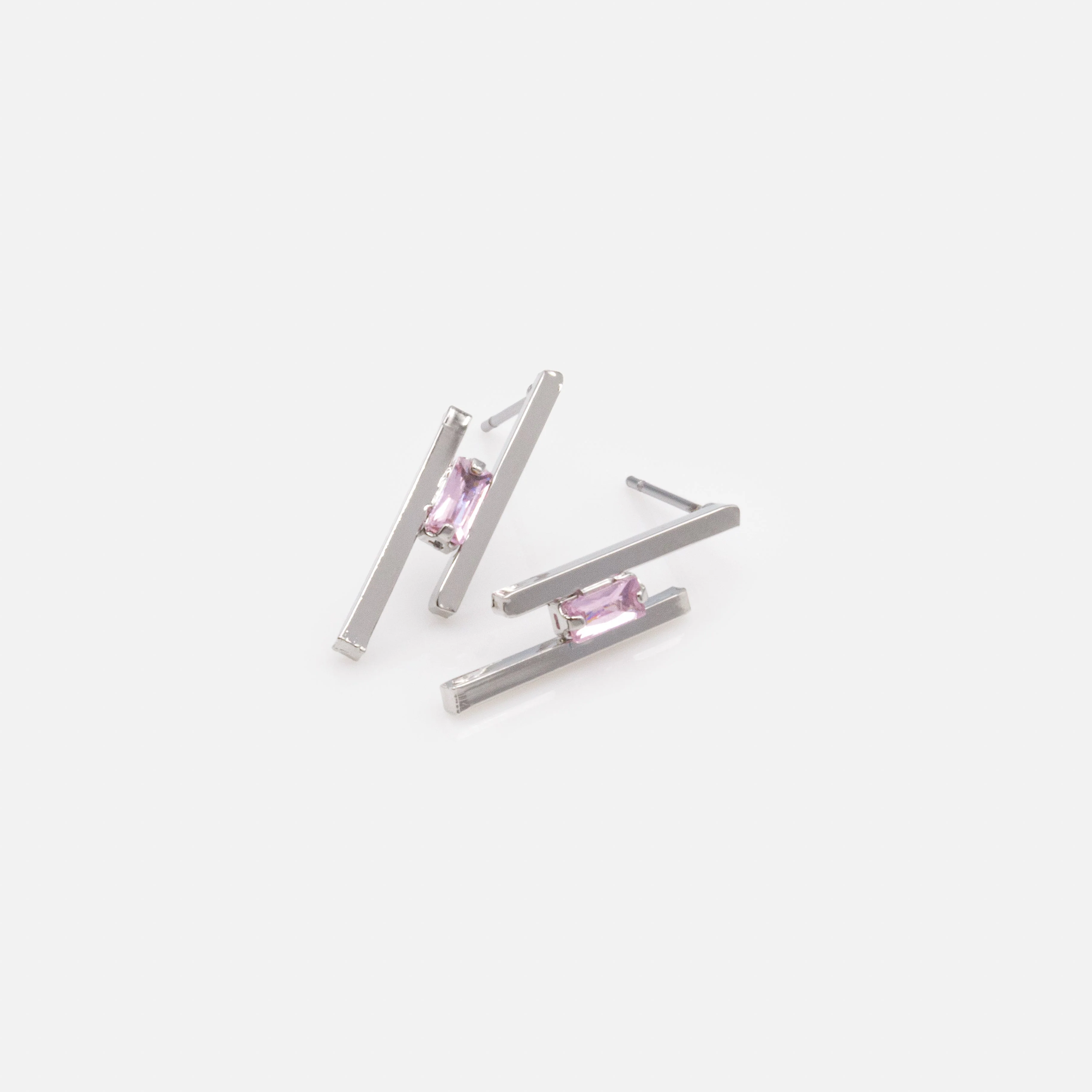 Boucles d'oreilles argentées barres parallèles avec pierre rose pâle - Image 2