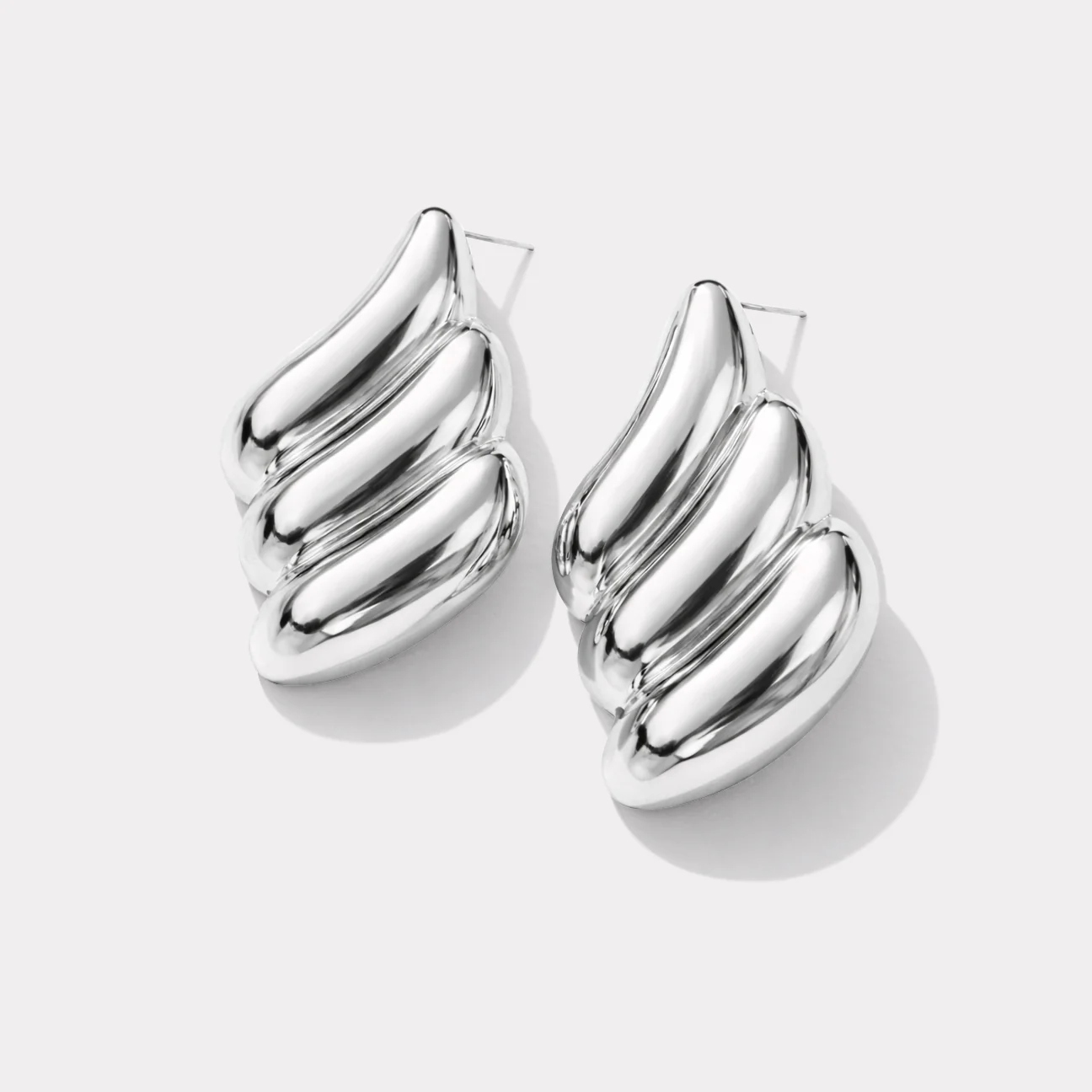 Boucles d'oreilles argentées ondulées en acier inoxydable