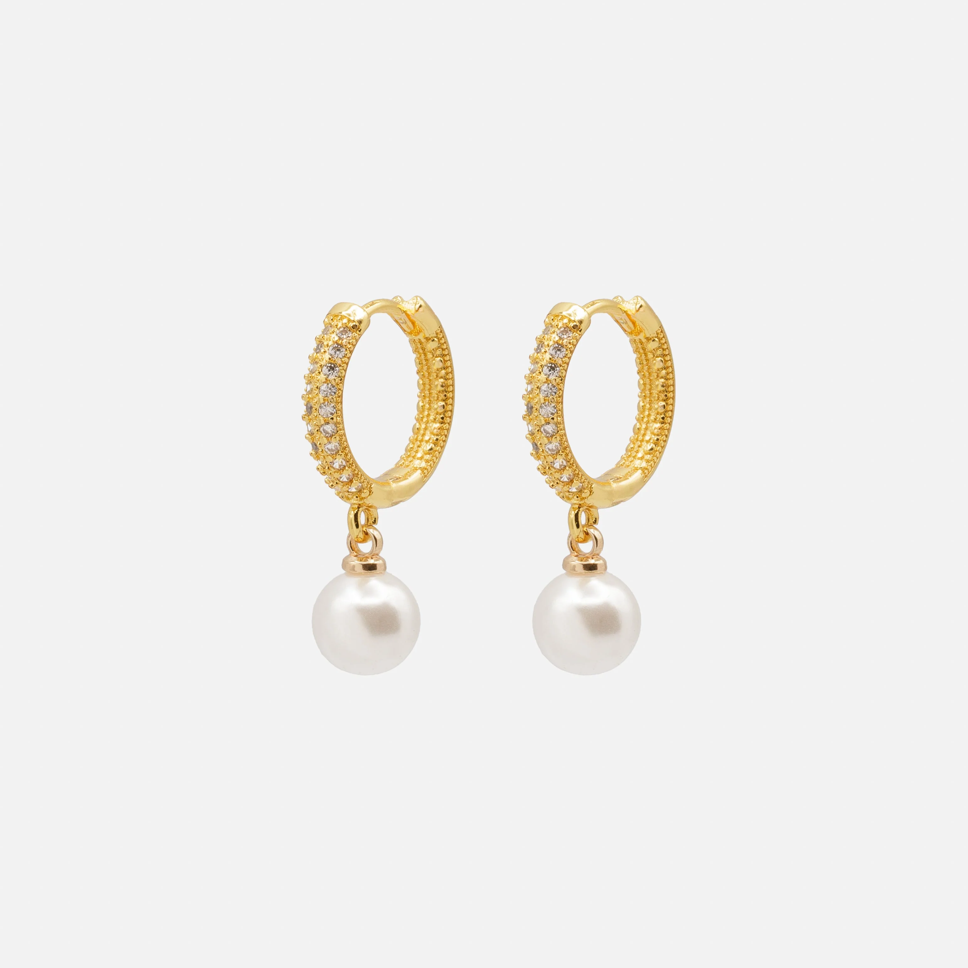 Boucles d'oreilles anneaux dorés perle synthétique suspendue