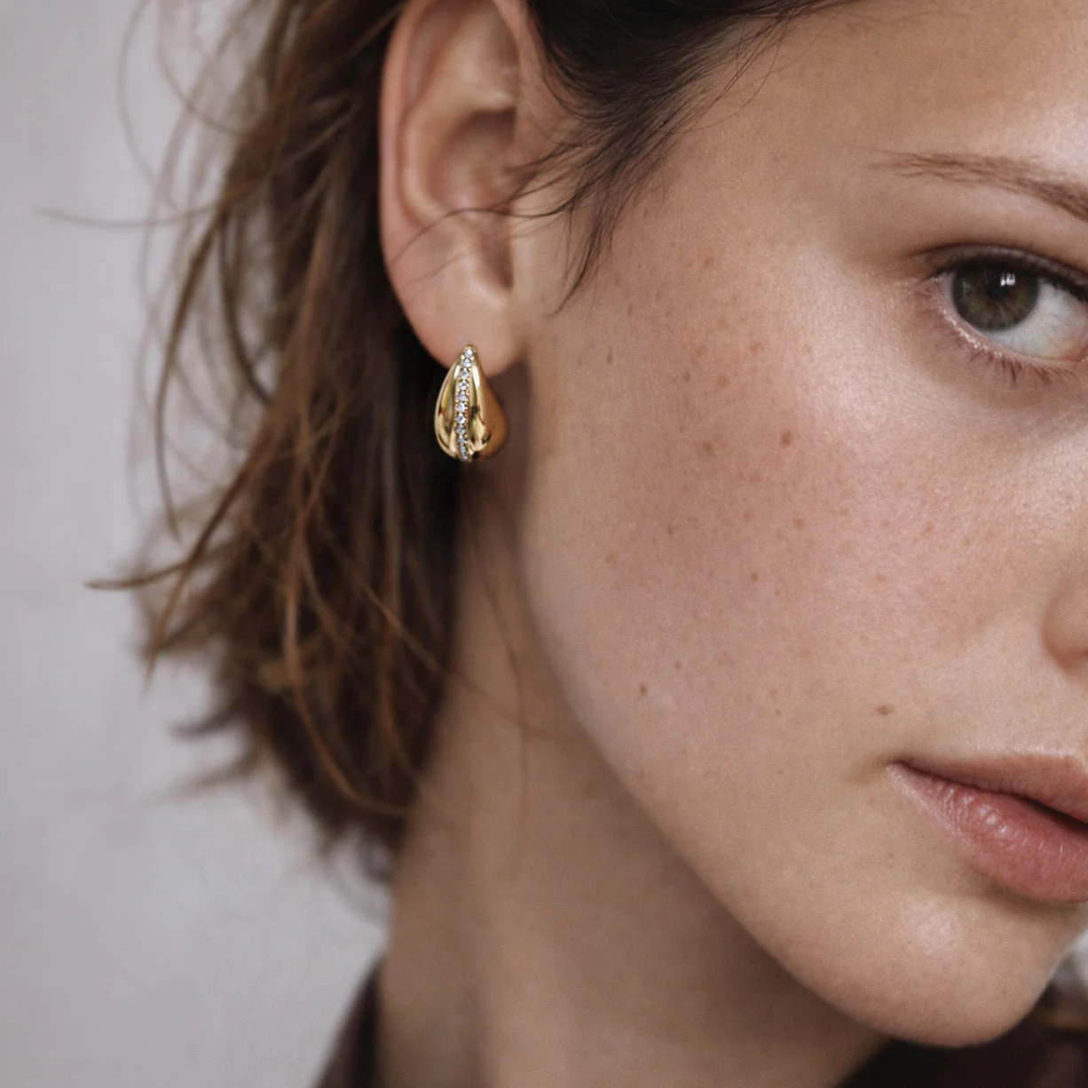 Boucles d'oreilles dorées en acier inoxydable avec rang de zircons cubiques - Image 3