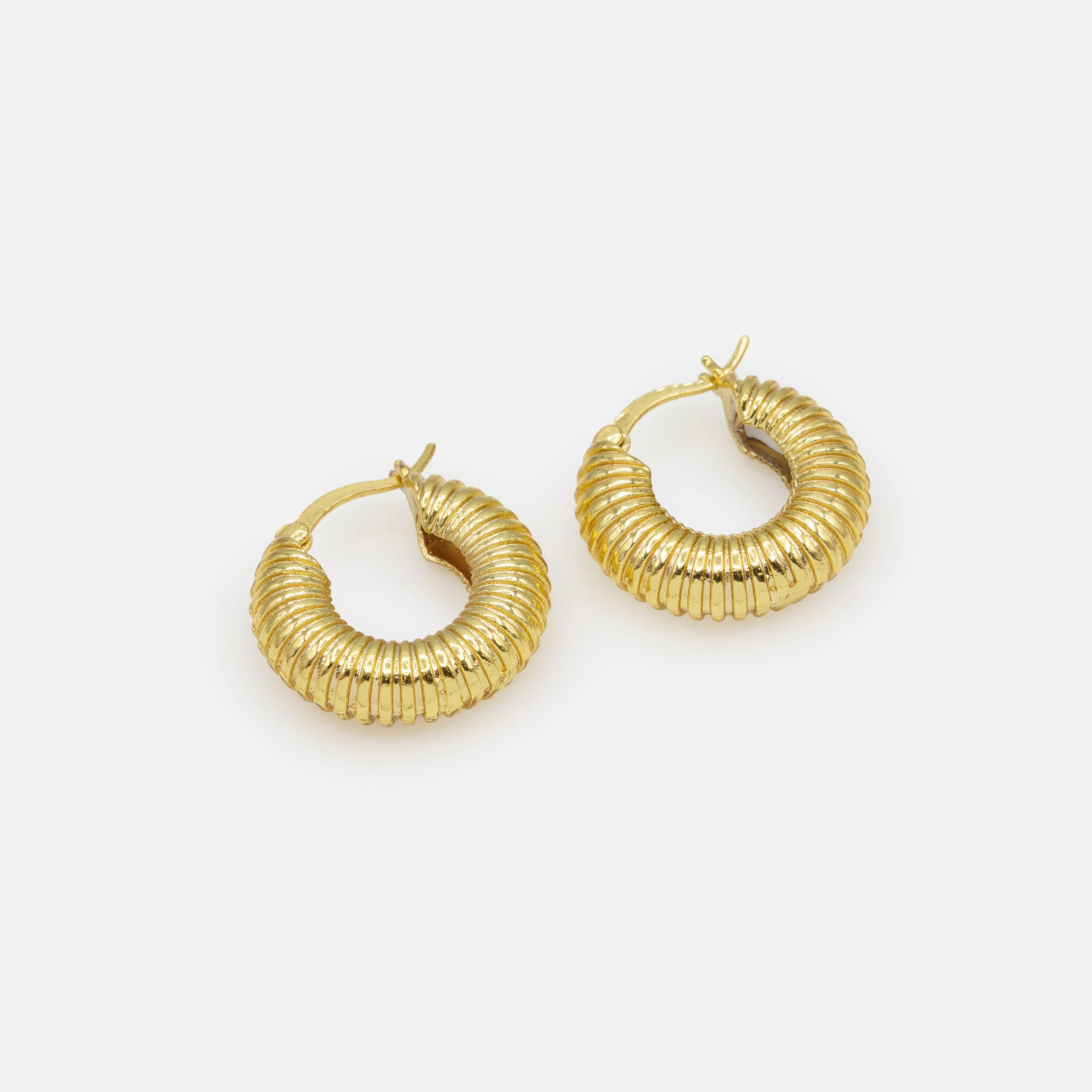 Boucles d'oreilles anneaux dorés à rainures - Image 2