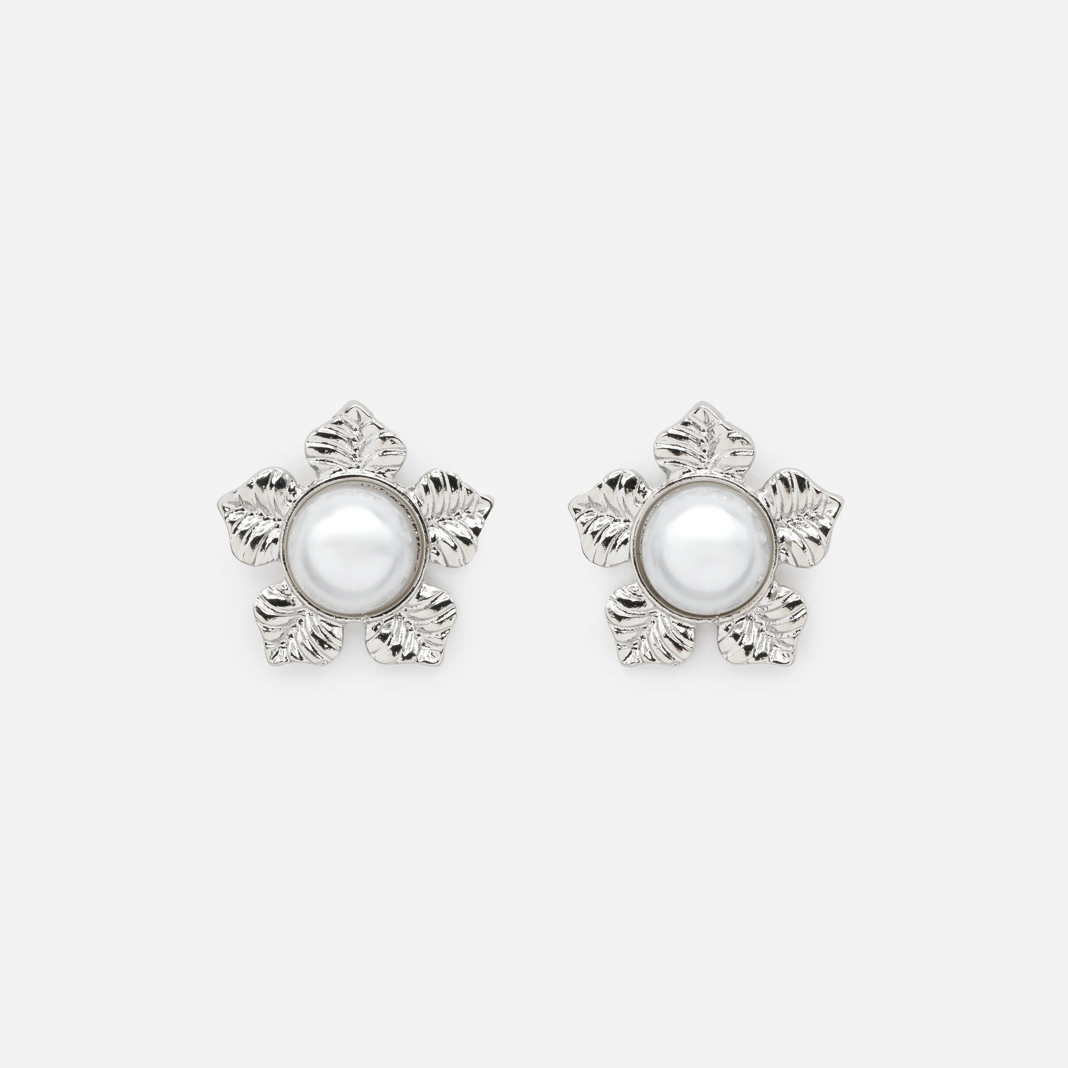 Boucles d'oreilles perles et pétales argentés