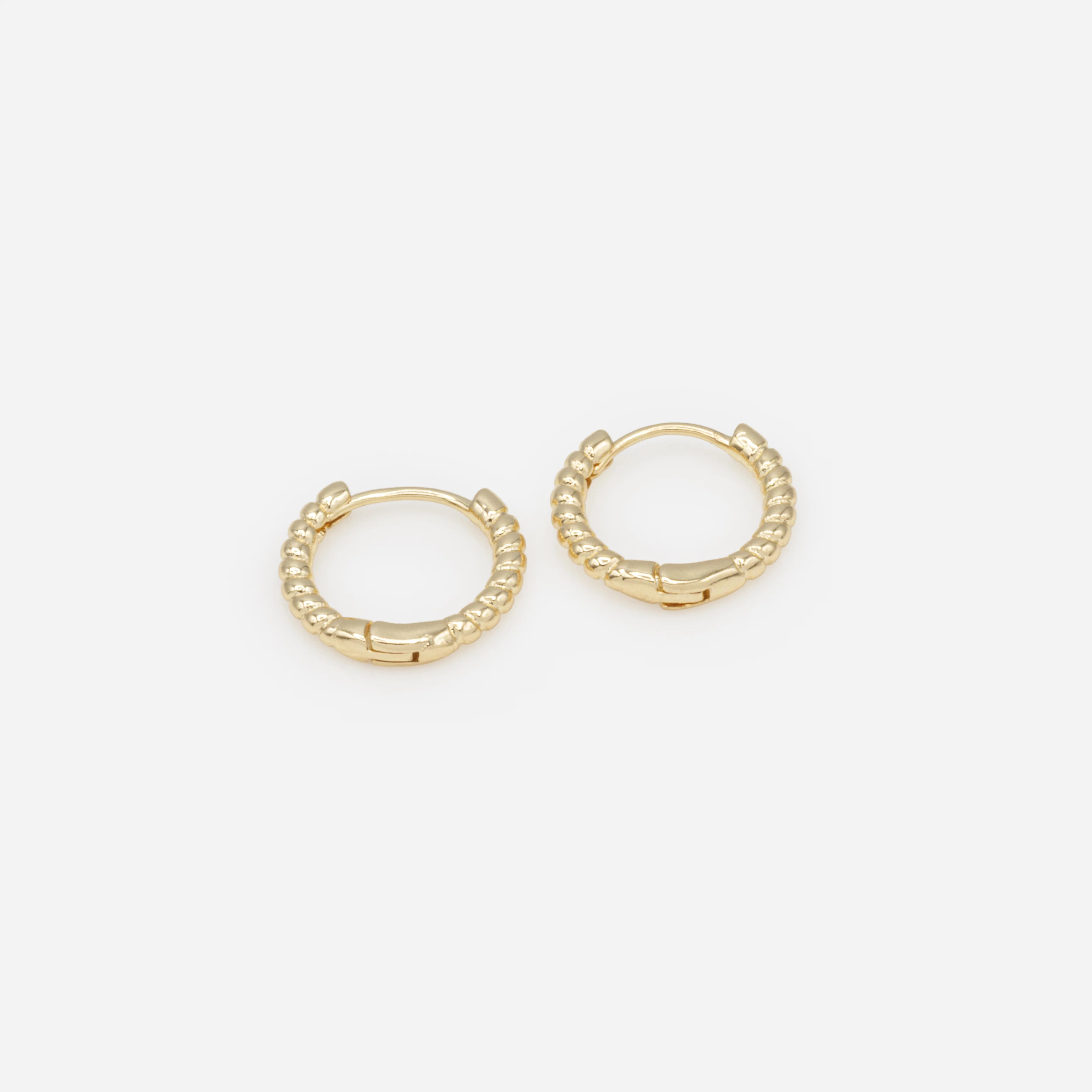 Boucles d'oreilles fins anneaux dorés à torsades - Image 2
