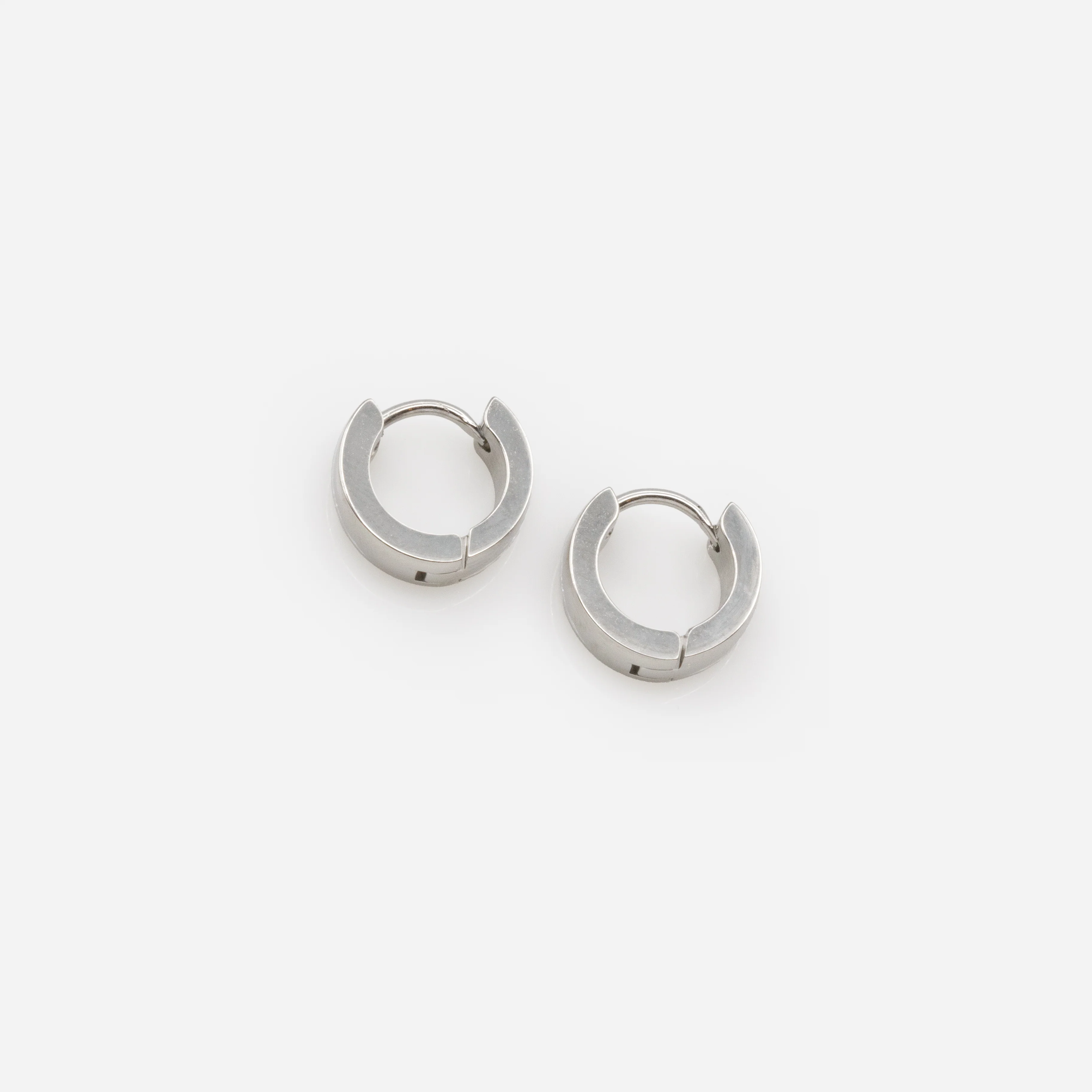 Boucles d'oreilles huggies argentées 10 mm en acier inoxydable - Image 4