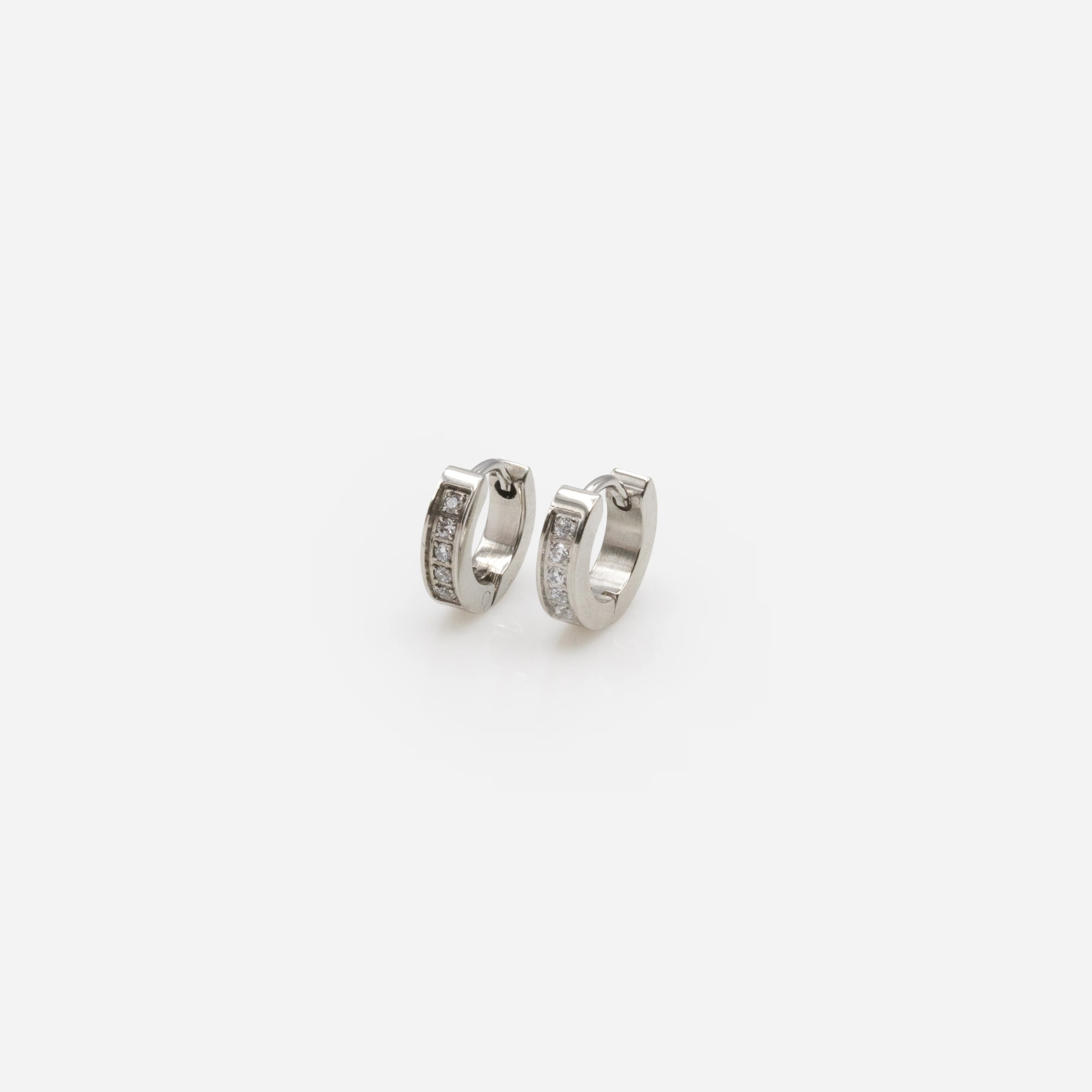 Boucles d'oreilles huggies argentées 11 mm avec rang de zircons en acier inoxydable - Image 2