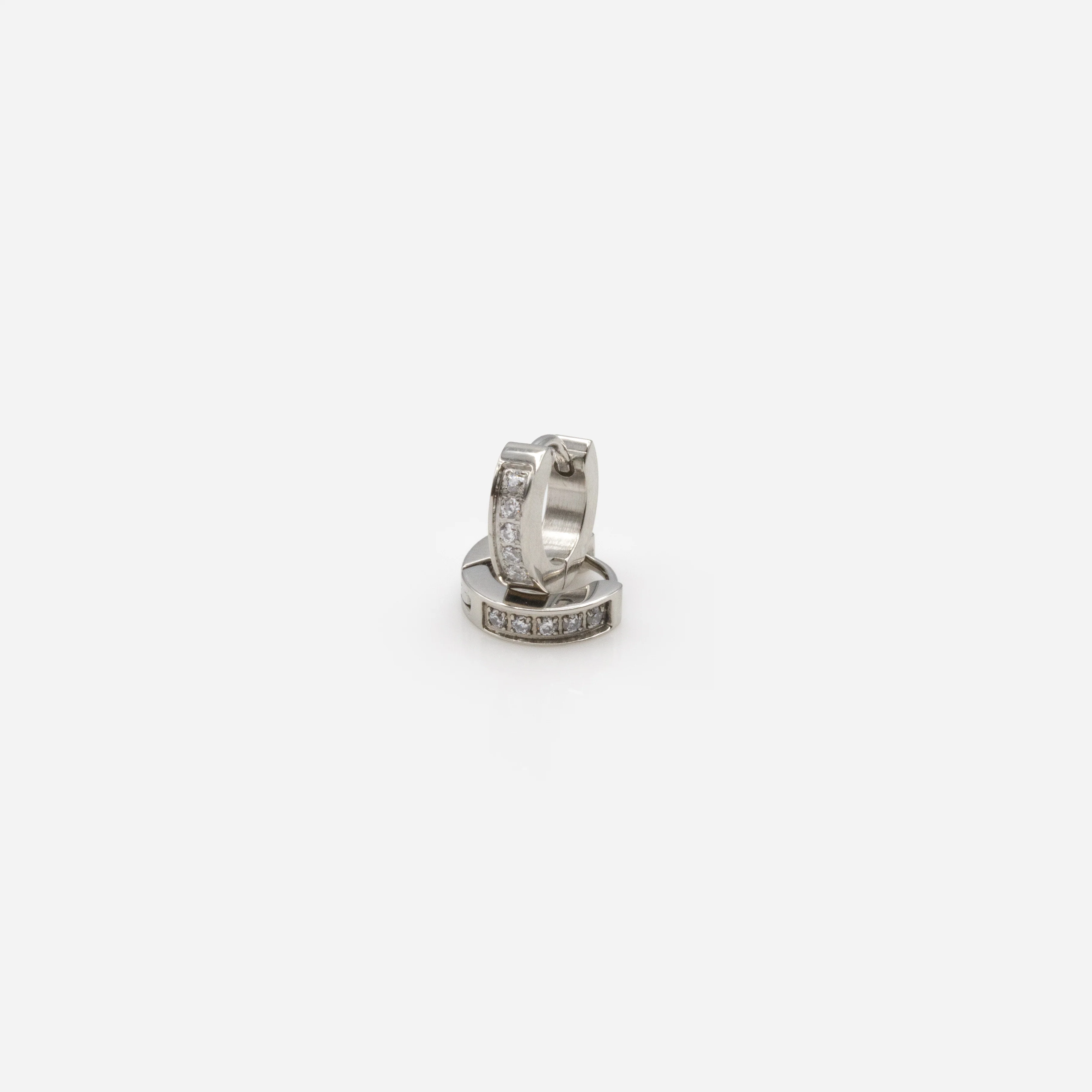 Boucles d'oreilles huggies argentées 11 mm avec rang de zircons en acier inoxydable - Image 3