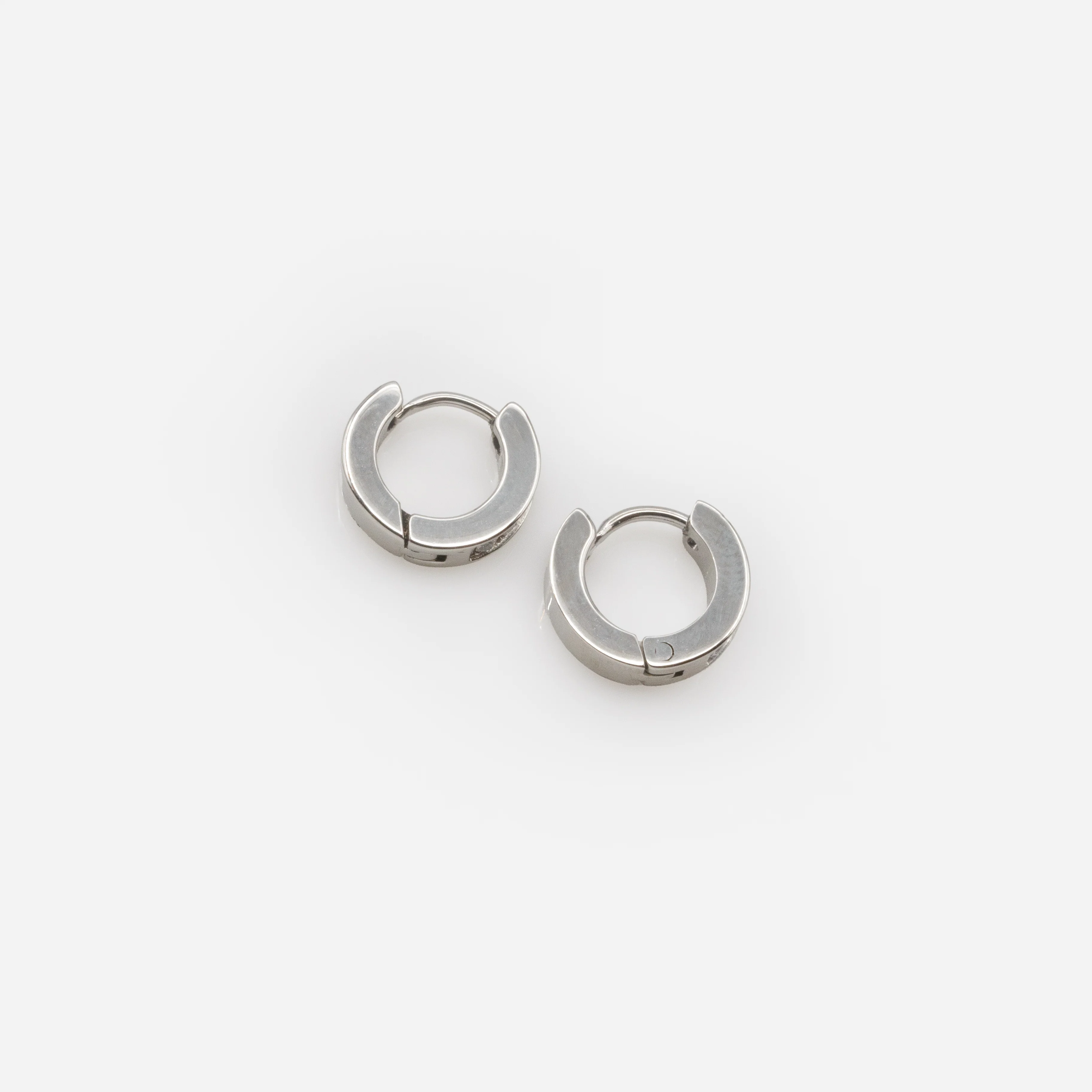 Boucles d'oreilles huggies argentées 11 mm avec rang de zircons en acier inoxydable - Image 4