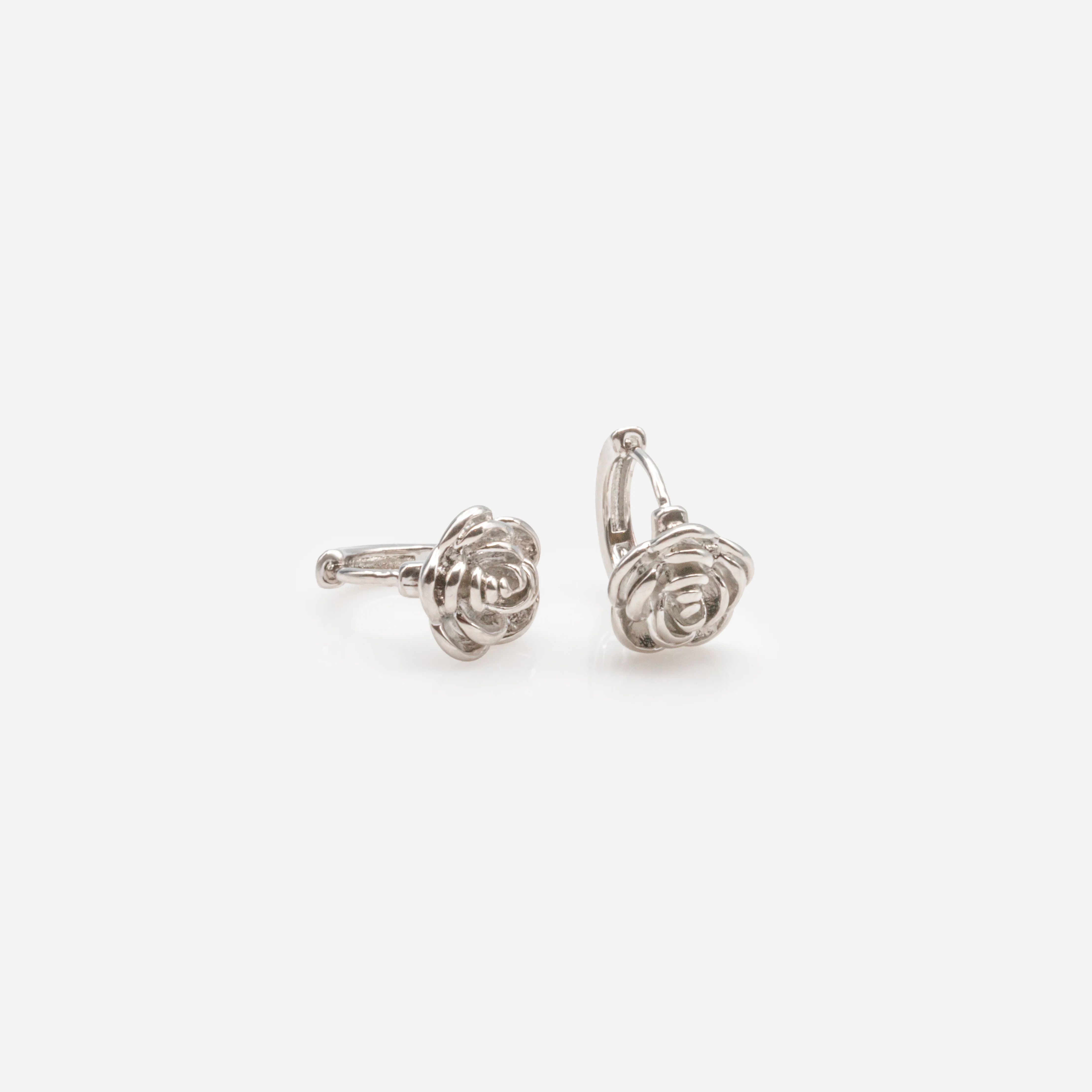 Boucles d'oreilles huggies argentées 11 mm avec rose - Image 3