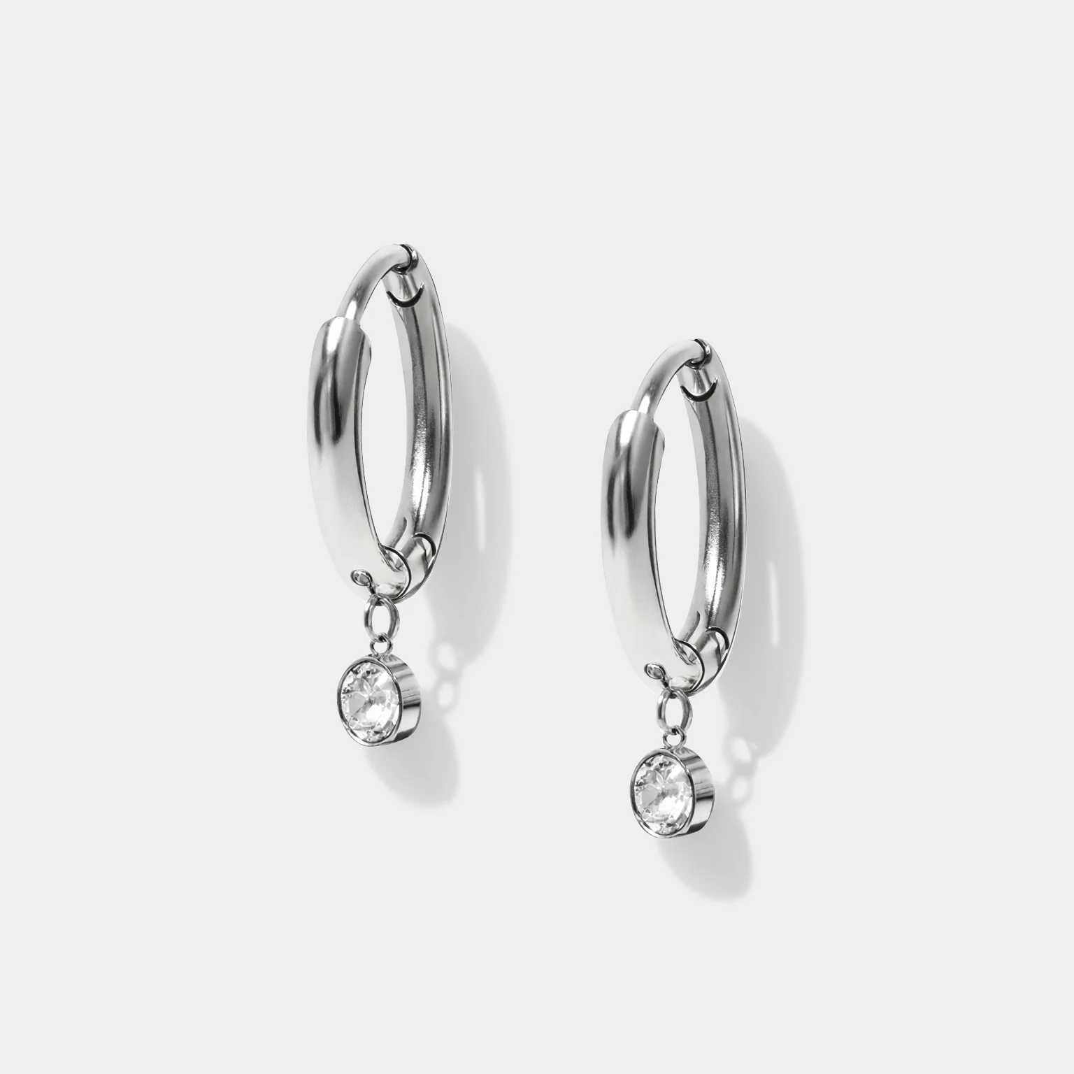 Boucles d'oreilles huggies argentées breloque zircon cubique en acier inoxydable