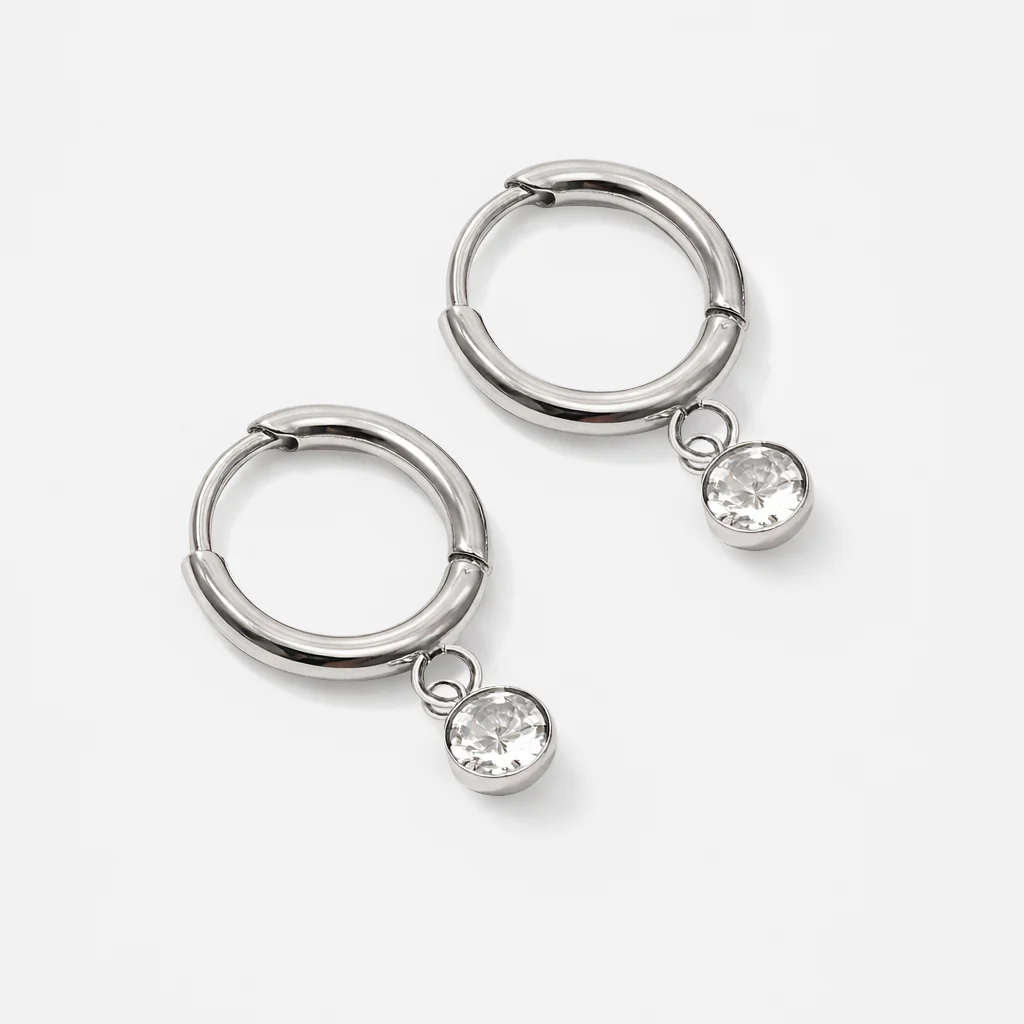 Boucles d'oreilles huggies argentées breloque zircon cubique en acier inoxydable - Image 2